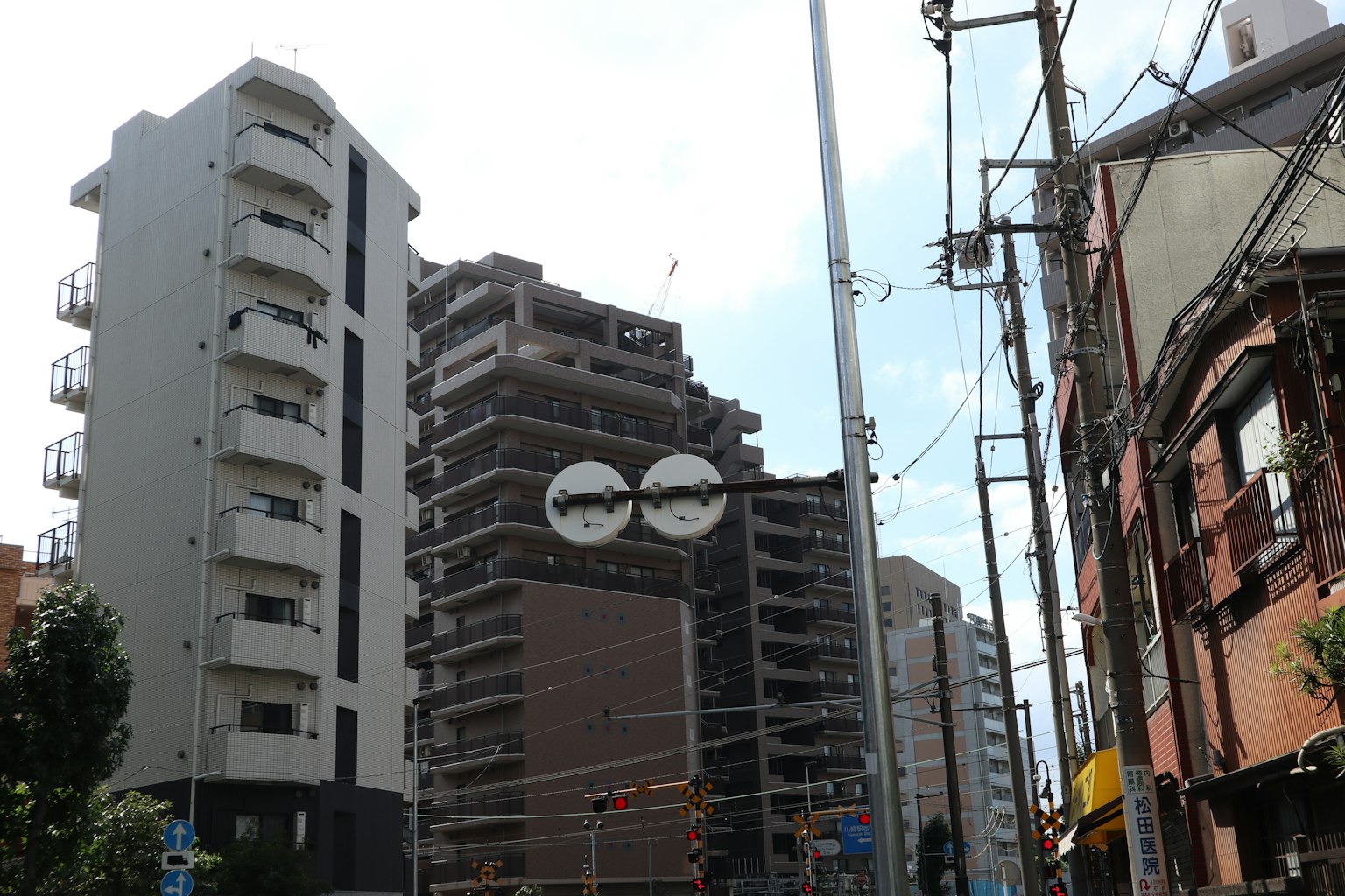 城市景观，特色高层建筑和街灯