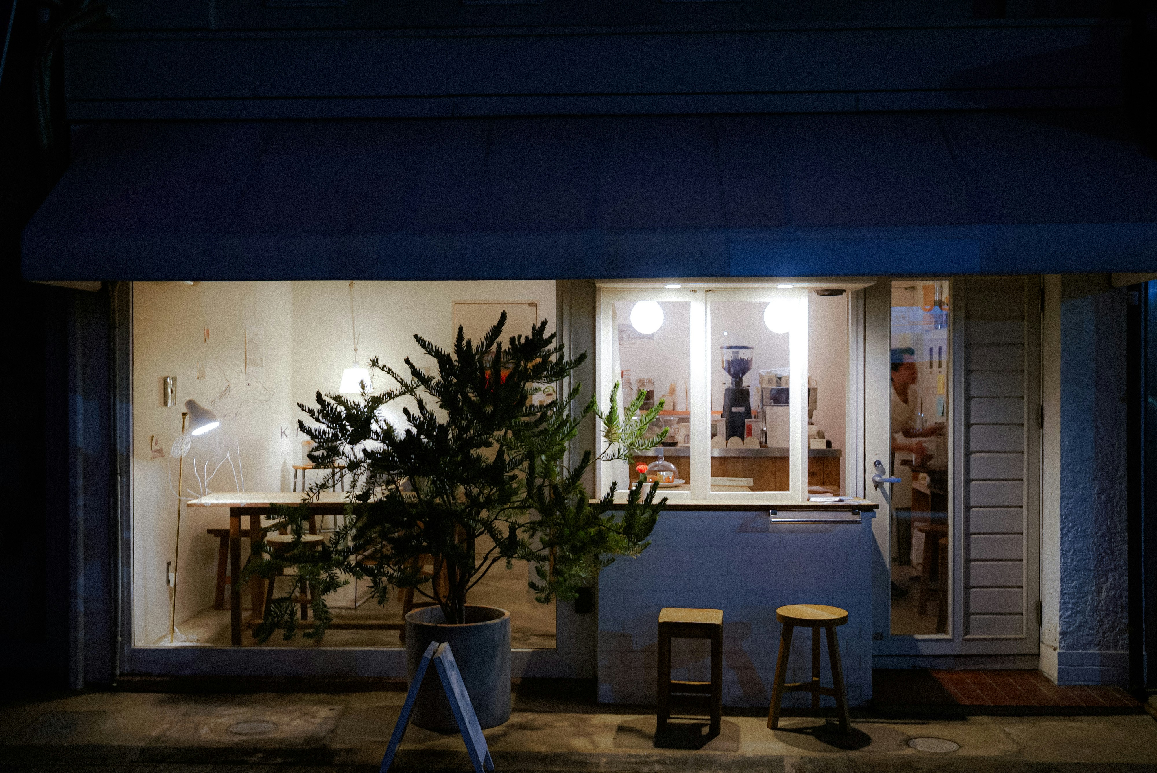 富山の路地にあるカフェの夜の入口とテーブル