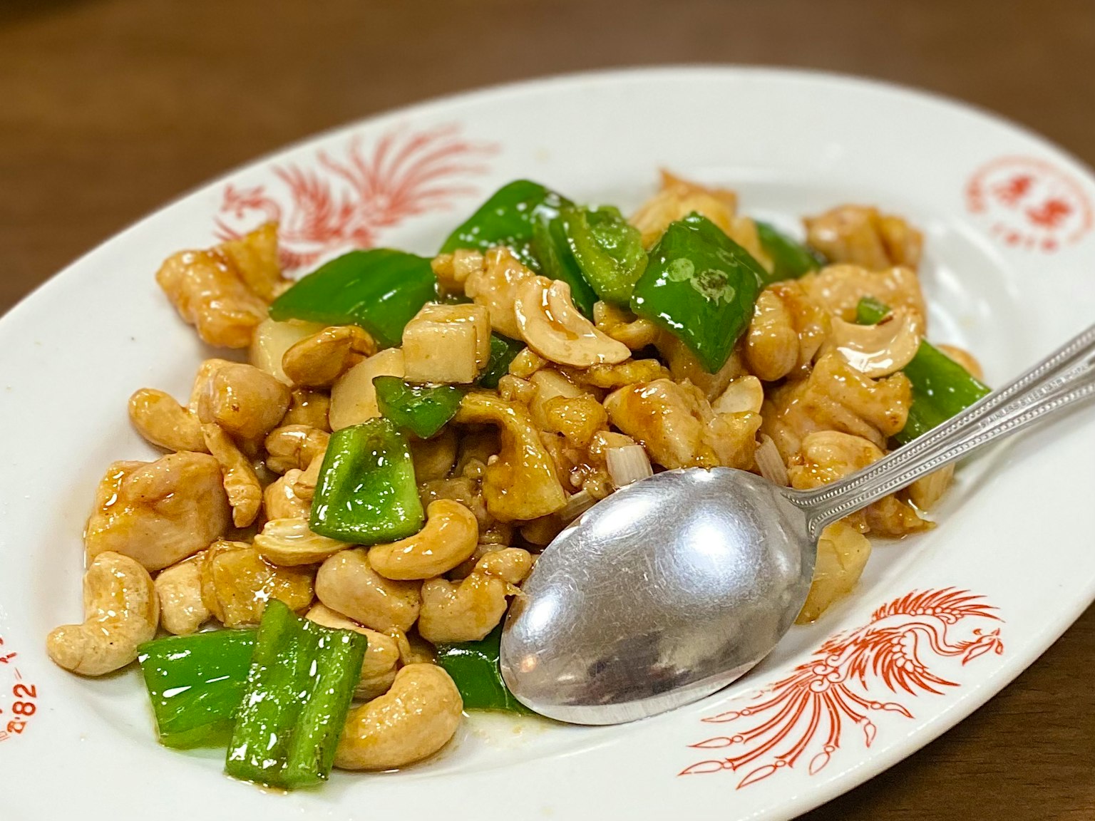 ไก่ผัดกับเม็ดมะม่วงหิมพานต์และพริกเขียวเสิร์ฟในจาน