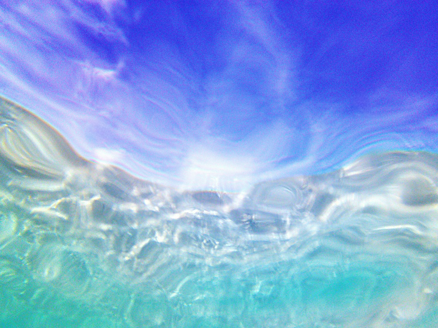 Pemandangan laut yang indah dengan lautan biru dan langit riak unik di permukaan air