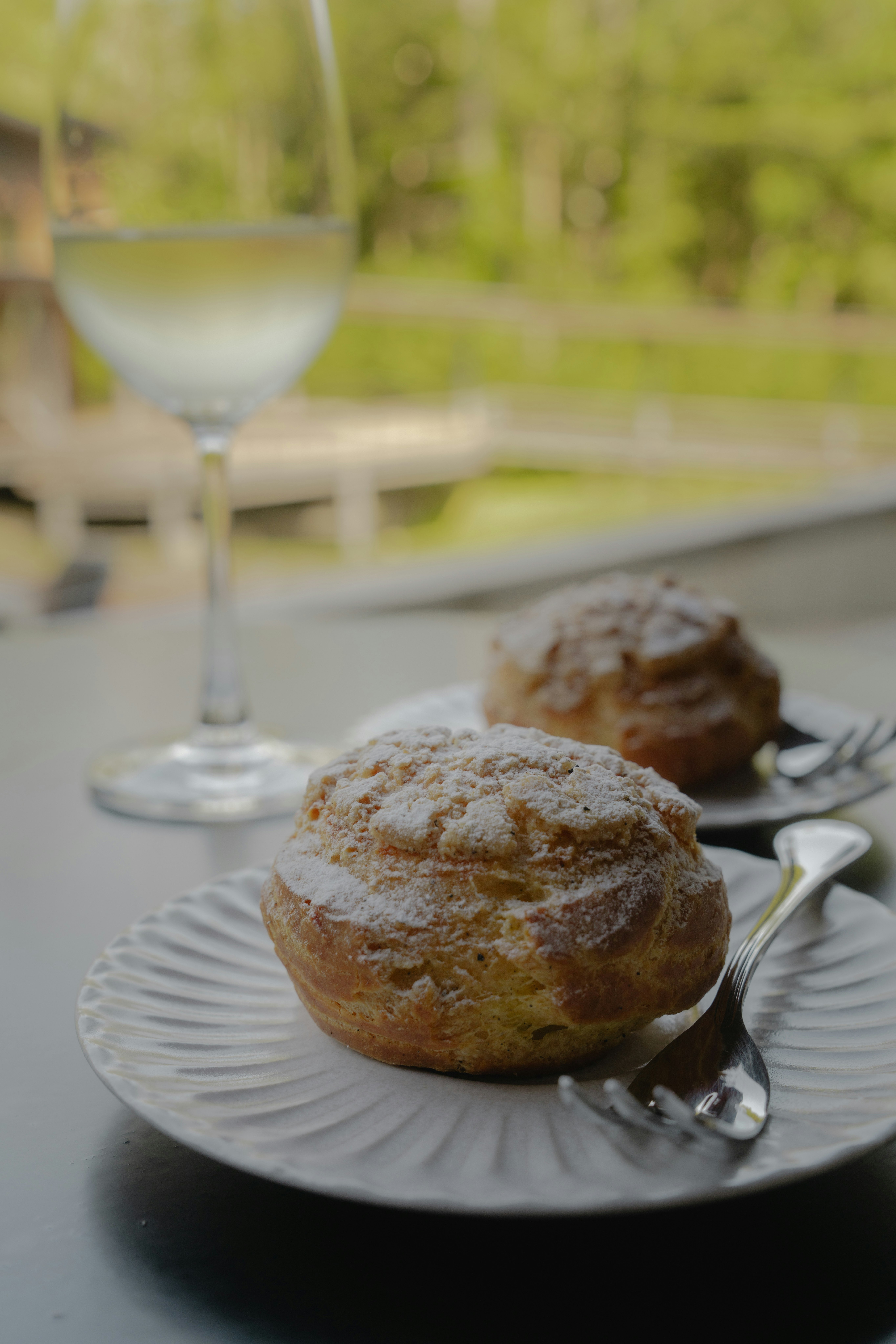 tavolo all’aperto con pasticcini e bicchiere