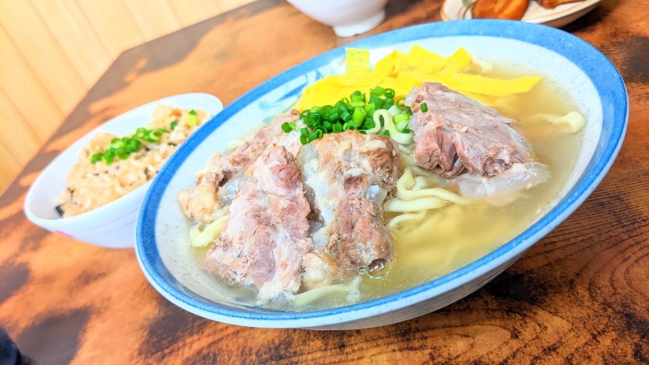 木桌上的汤面配肉