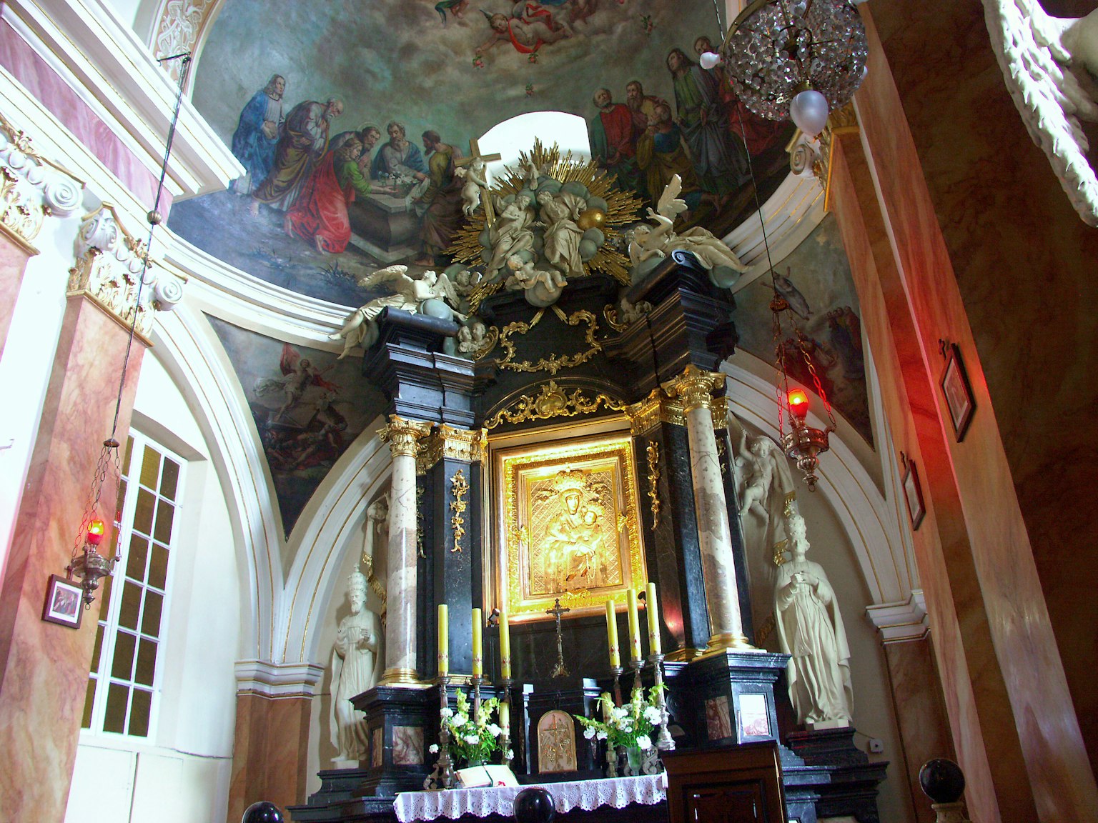 Altar interior gereja dengan fresco langit-langit yang indah dan dekorasi rumit
