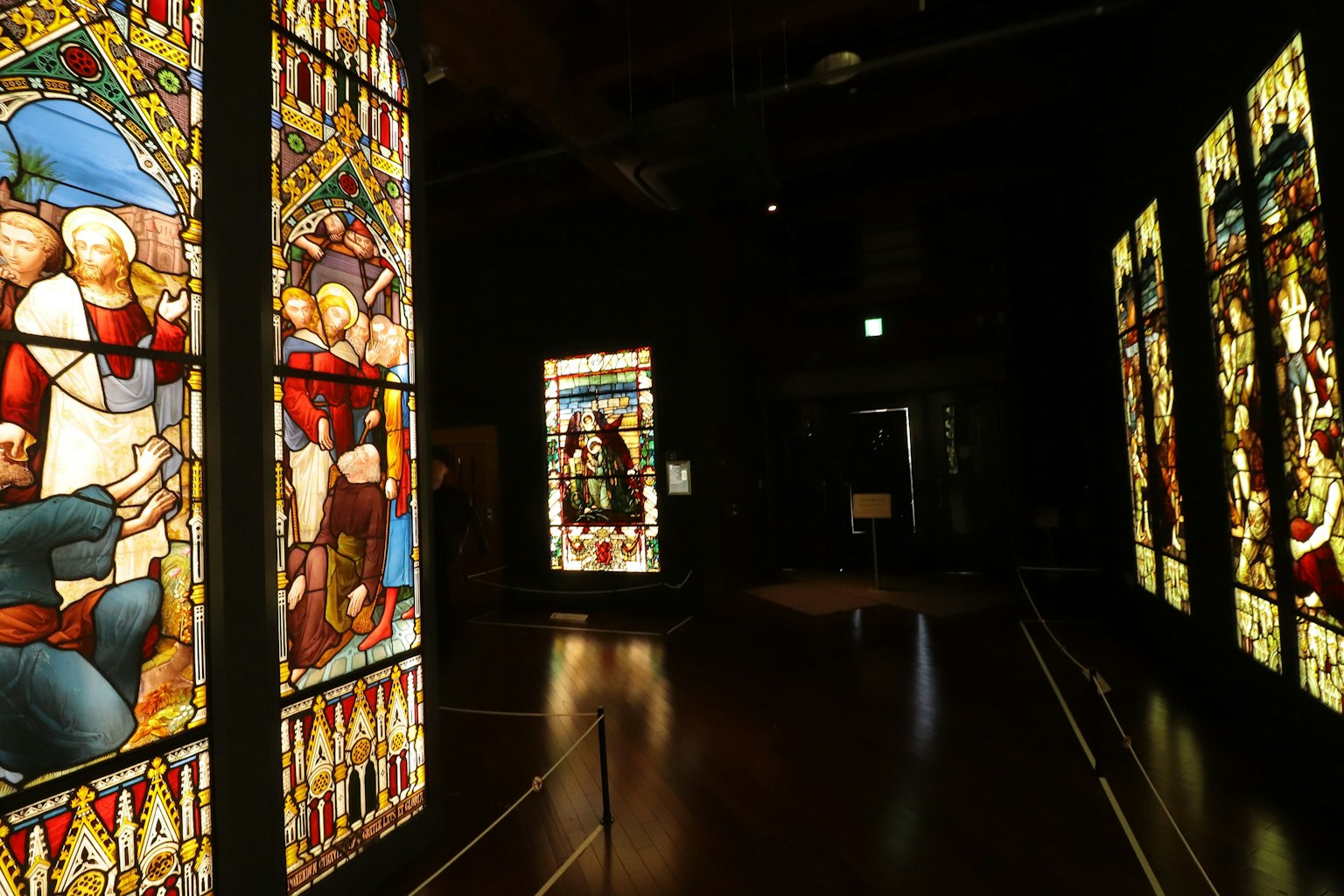 Intérieur d'un musée avec de magnifiques vitraux