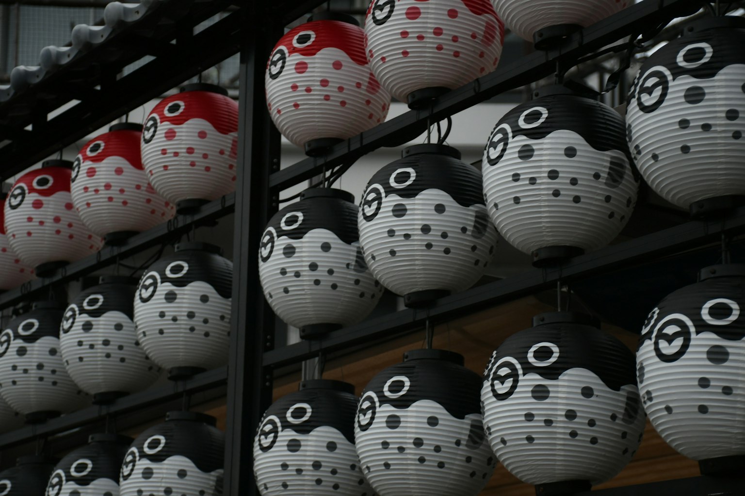 Des lanternes colorées disposées dans une vitrine décorative