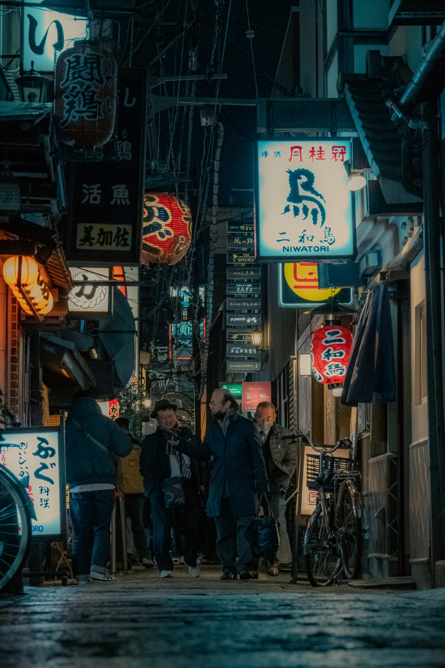 夜晚熱鬧的小巷，有行人和霓虹燈