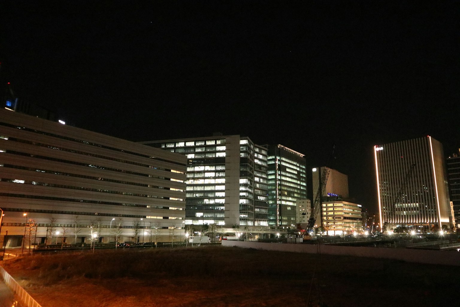 Paesaggio urbano notturno con grattacieli e finestre illuminate