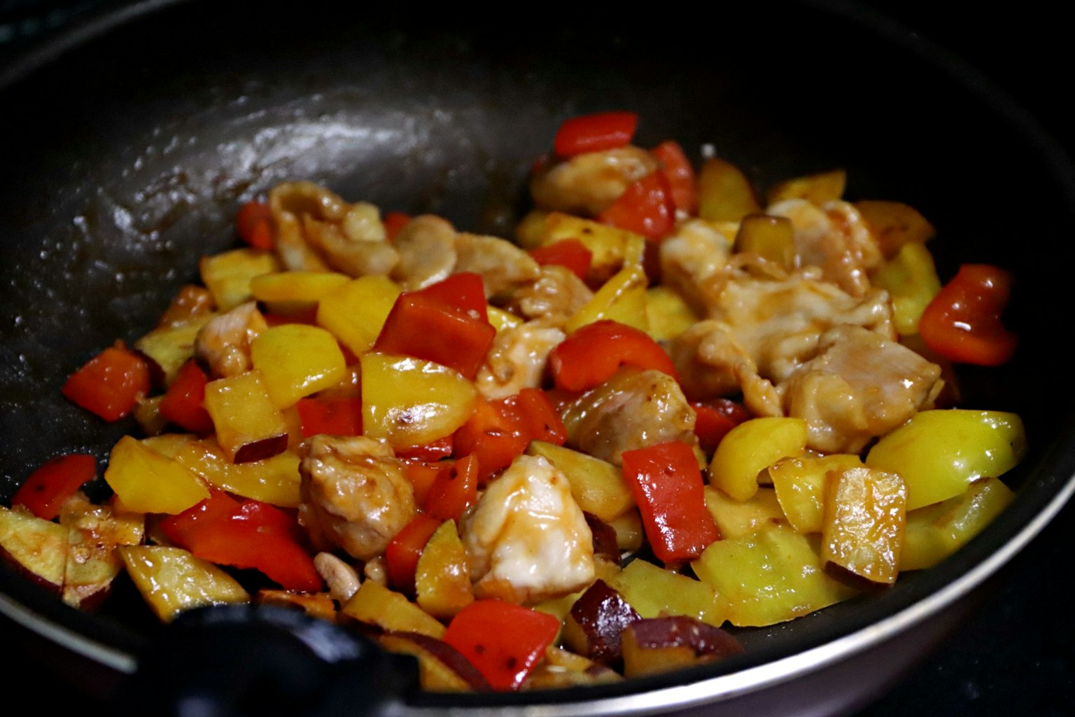 Pollo saltato con peperoni colorati in una padella