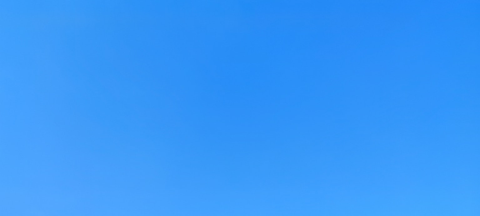 Weitläufiger blauer Himmel ohne Wolken