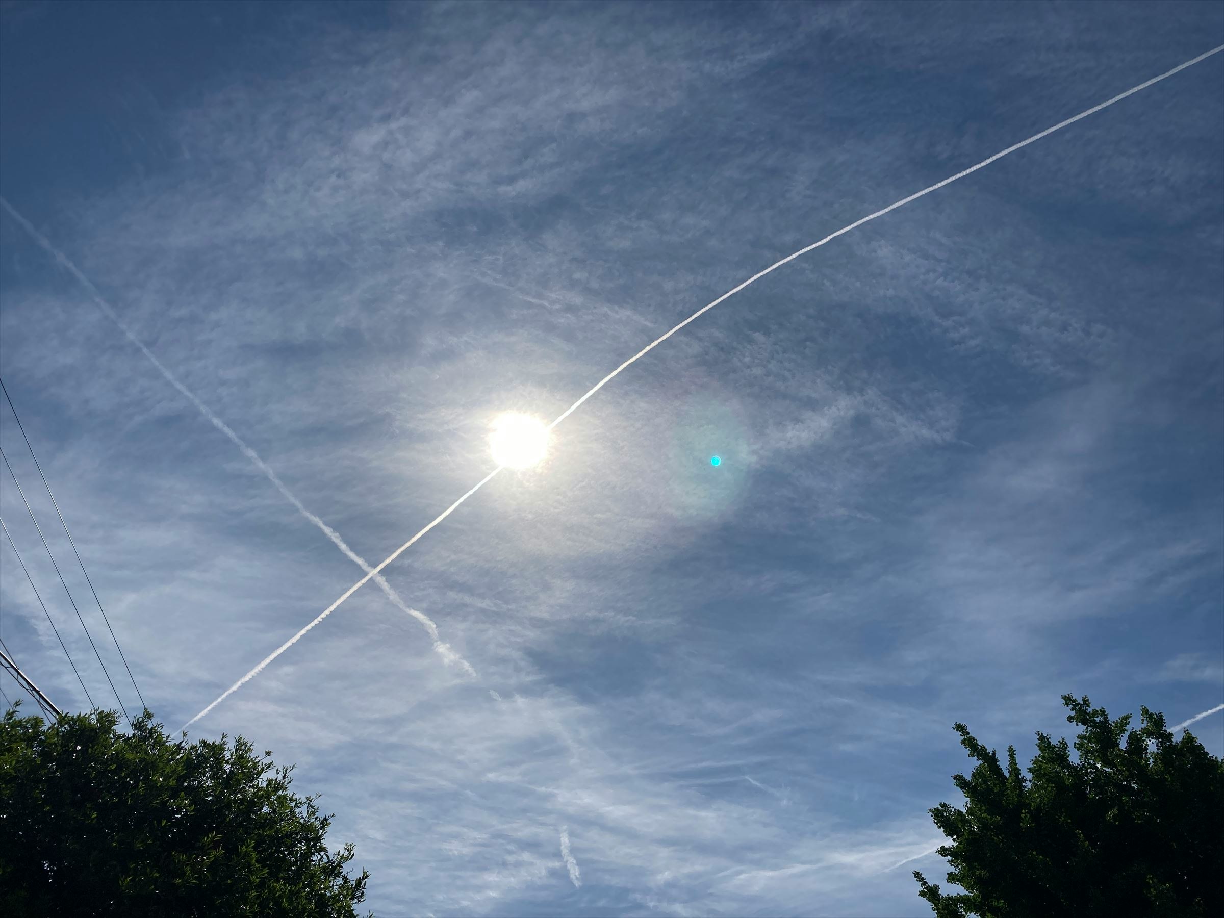 云层天空与交错的光线轨迹