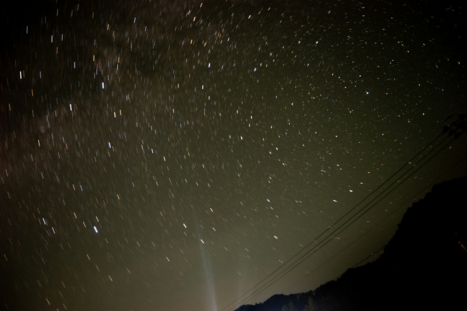Cielo stellato con silhouette di montagne