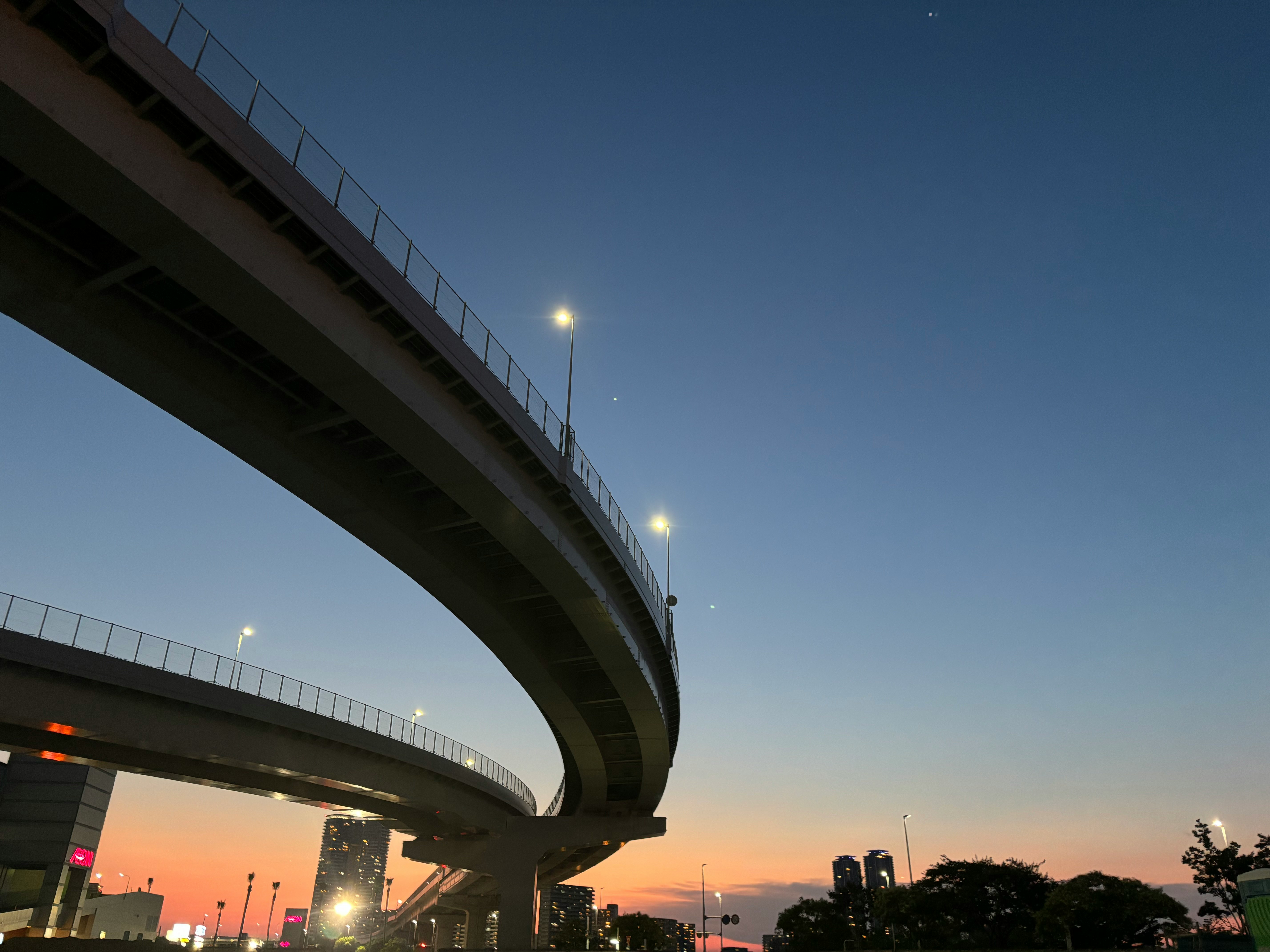 Tramonto urbano su un cavalcavia e skyline cittadino