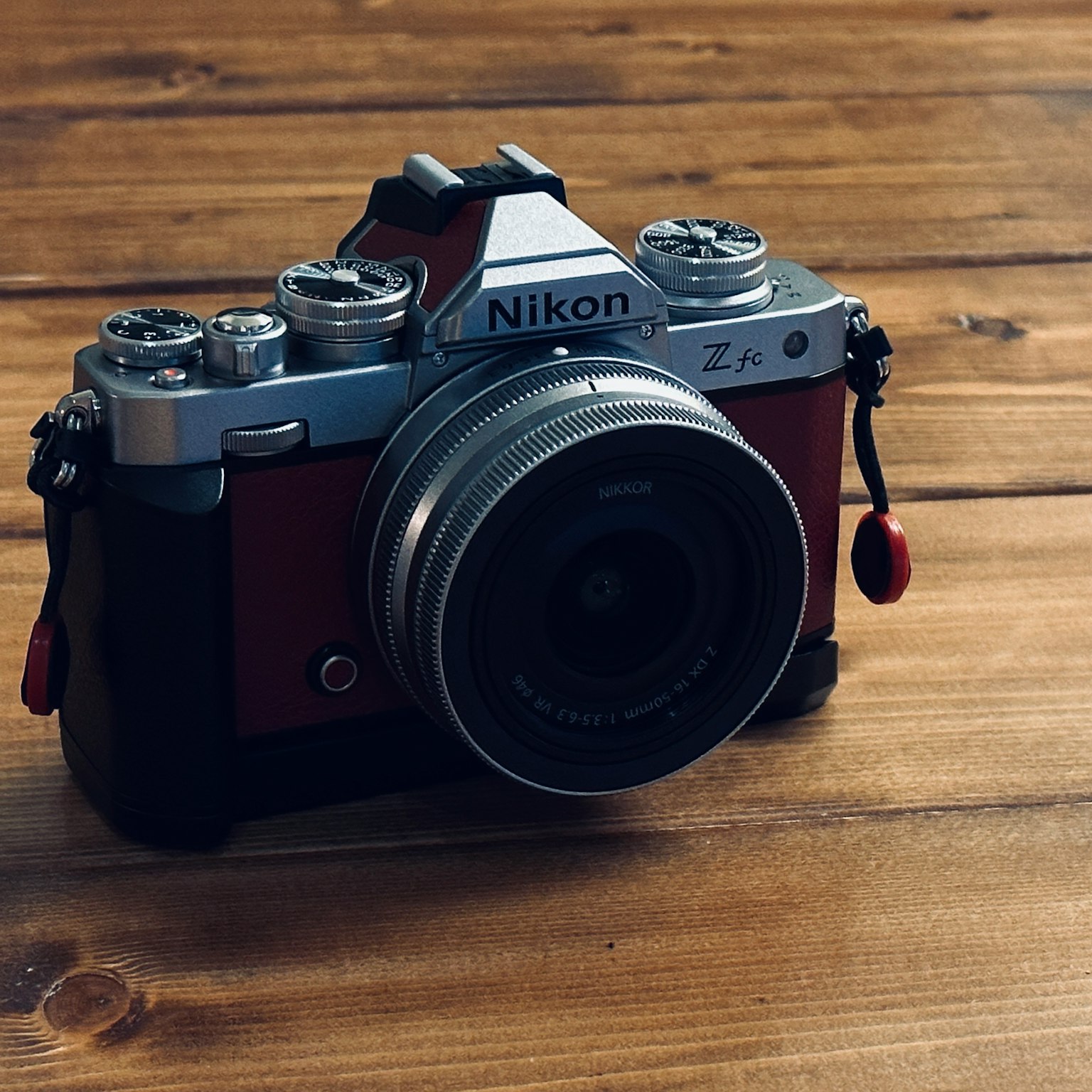 Cámara Nikon colocada sobre una mesa de madera