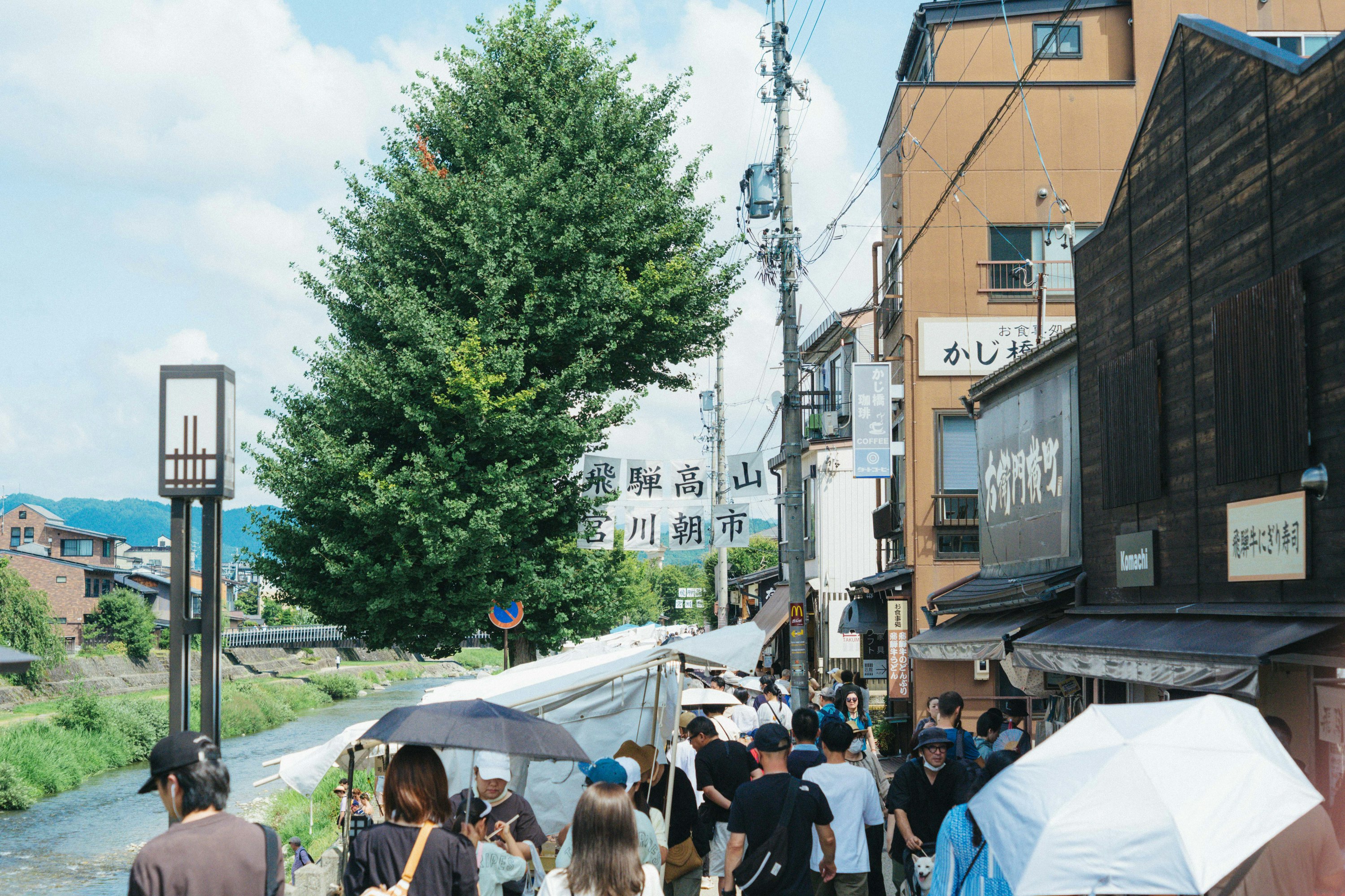 飛騨高山の古い町並みへ続く川沿いの朝市の賑わい