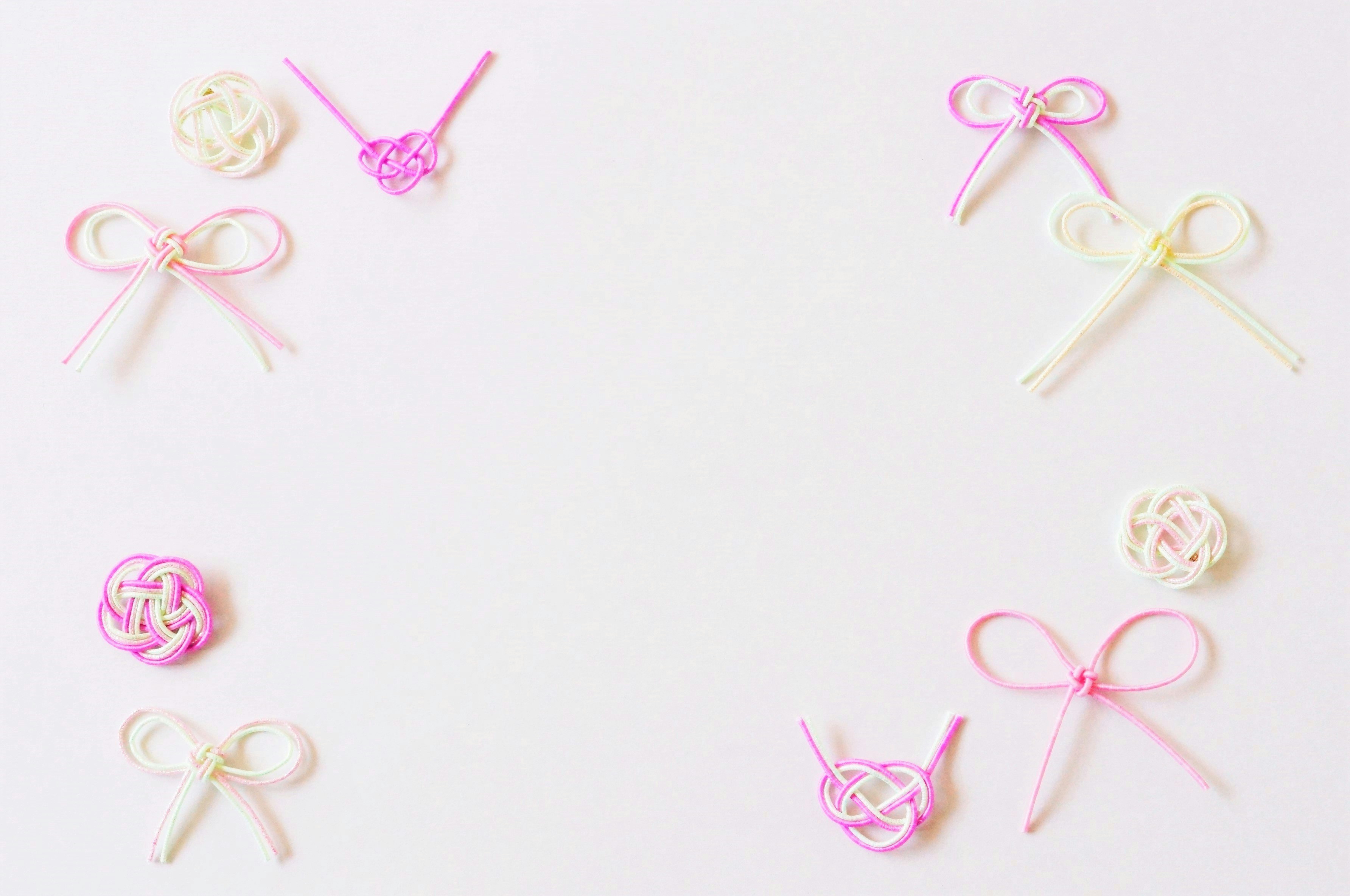 decoraciones de lazos de cinta rosa y crema