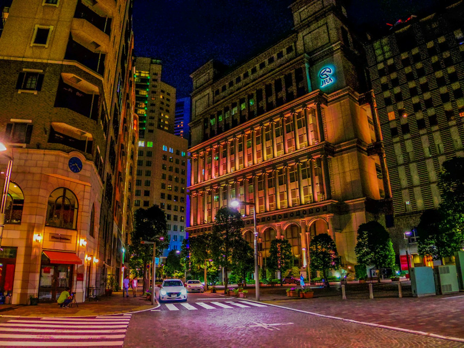 ทิวทัศน์เมืองยามค่ำคืนที่มีอาคารประวัติศาสตร์ที่สวยงามและถนน