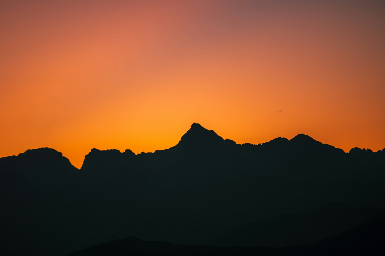 夕焼けの中の山々のシルエット