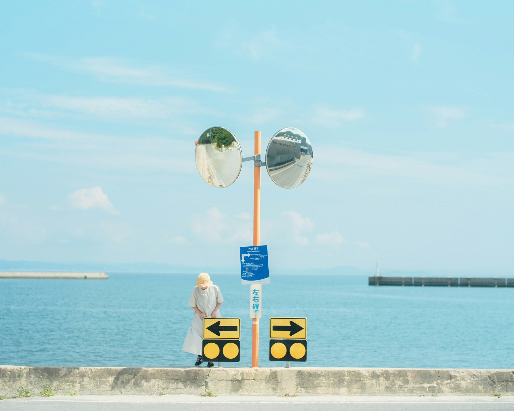 海边步道上的指示牌与黄色箭头