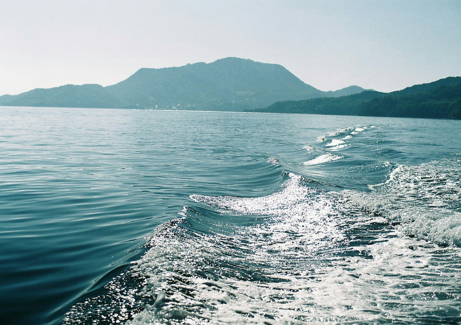 平静的海景与山的轮廓
