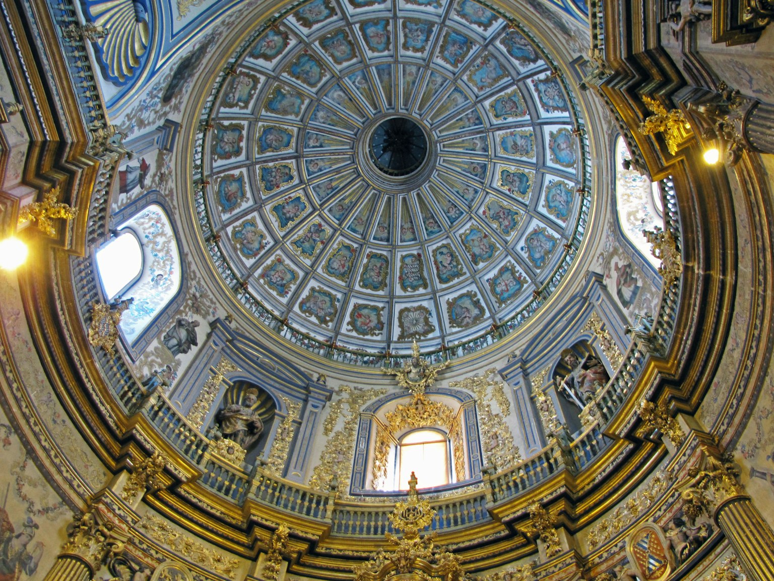 Vista interna di un dôme splendidamente decorato con un soffitto blu intricati