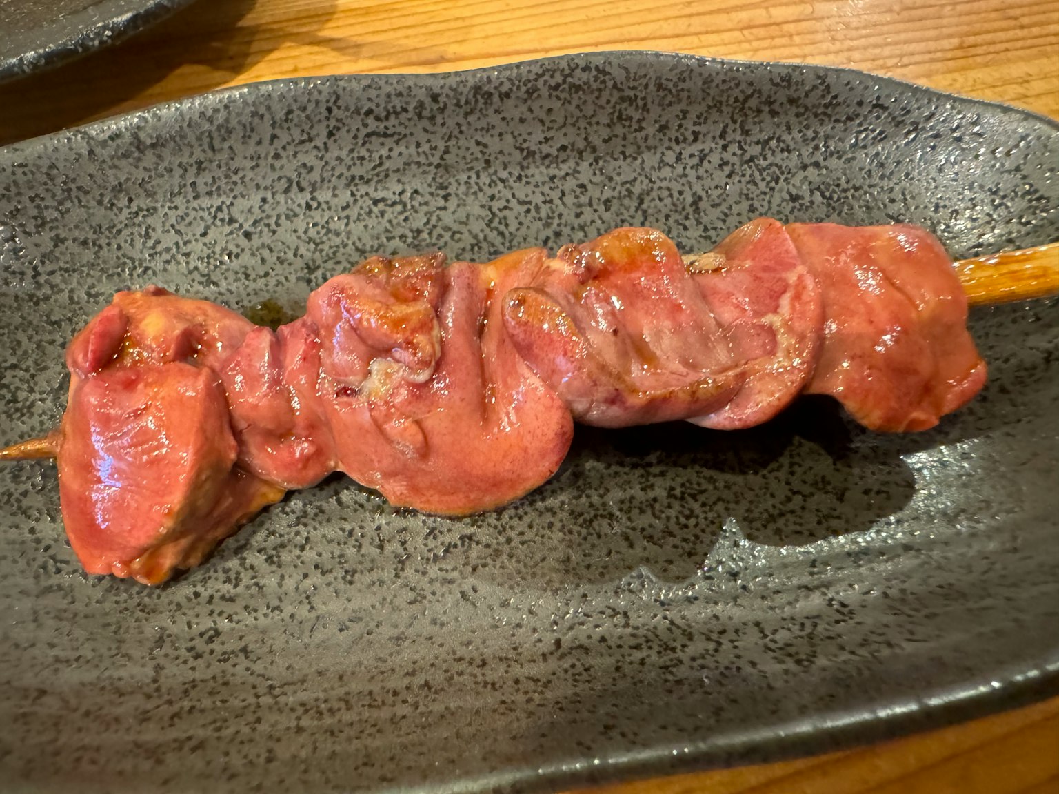 新鲜肉块串在一起