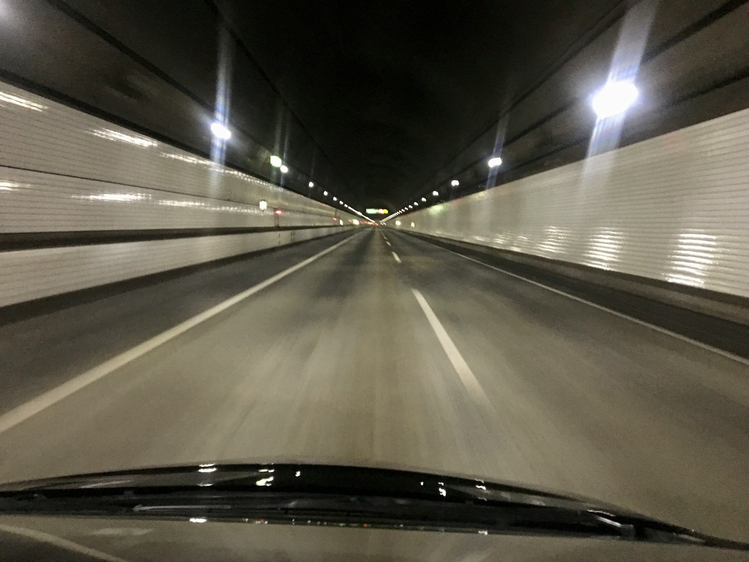隧道内道路的视角明亮的灯光和平滑的路面
