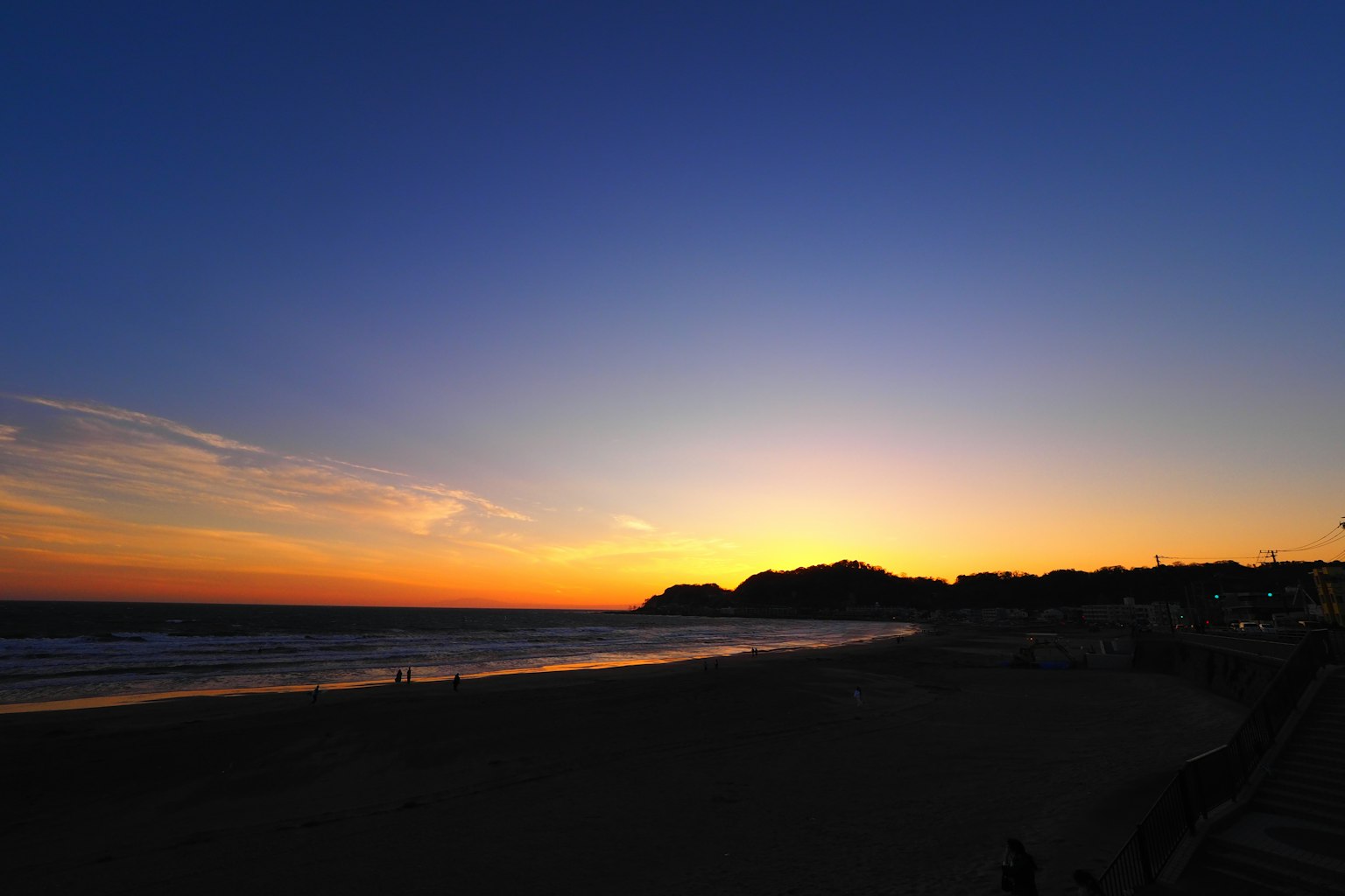 海岸日落景观蓝色和橙色的天空