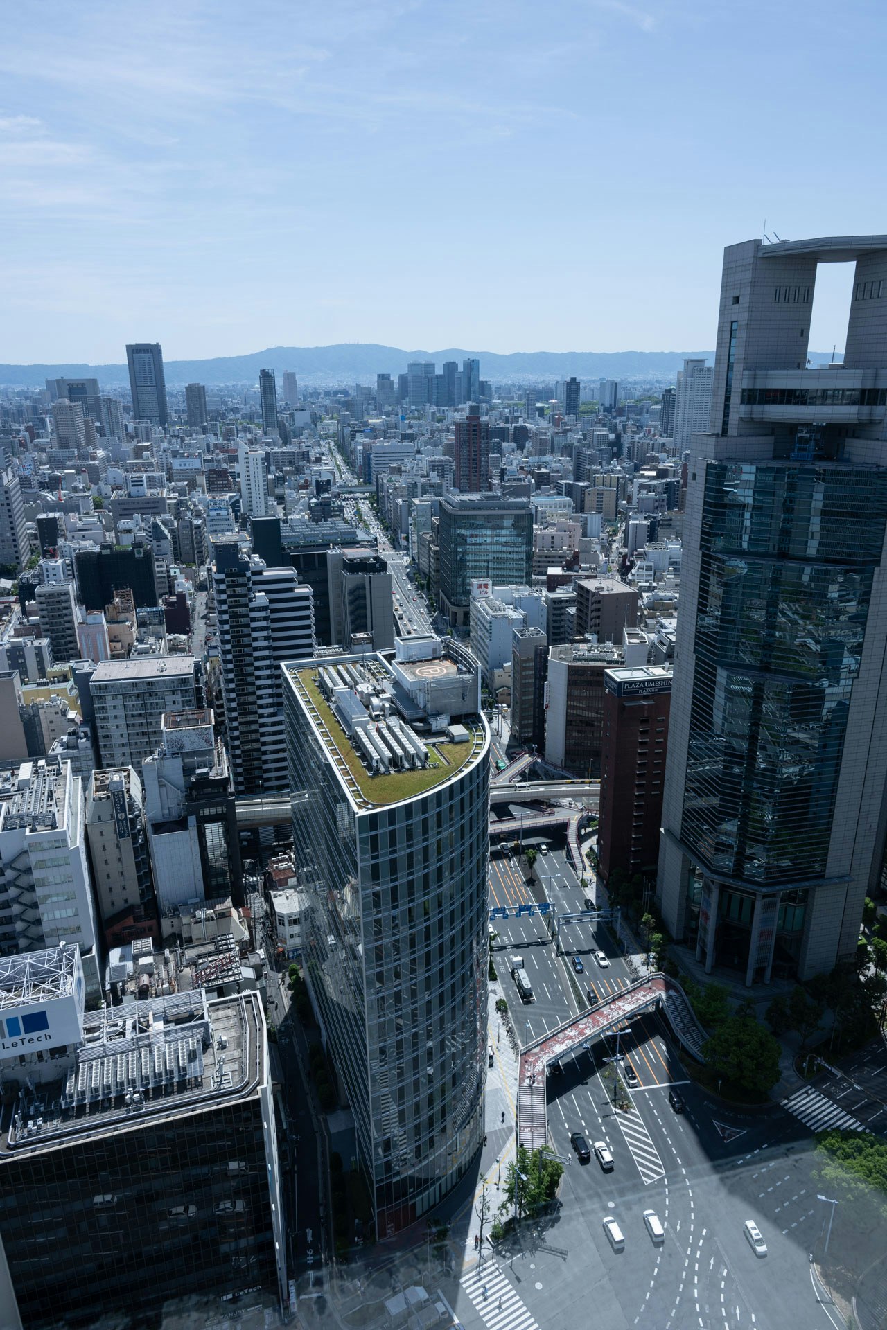 大阪の駅ビル周辺の高層ビル群を見下ろす眺望