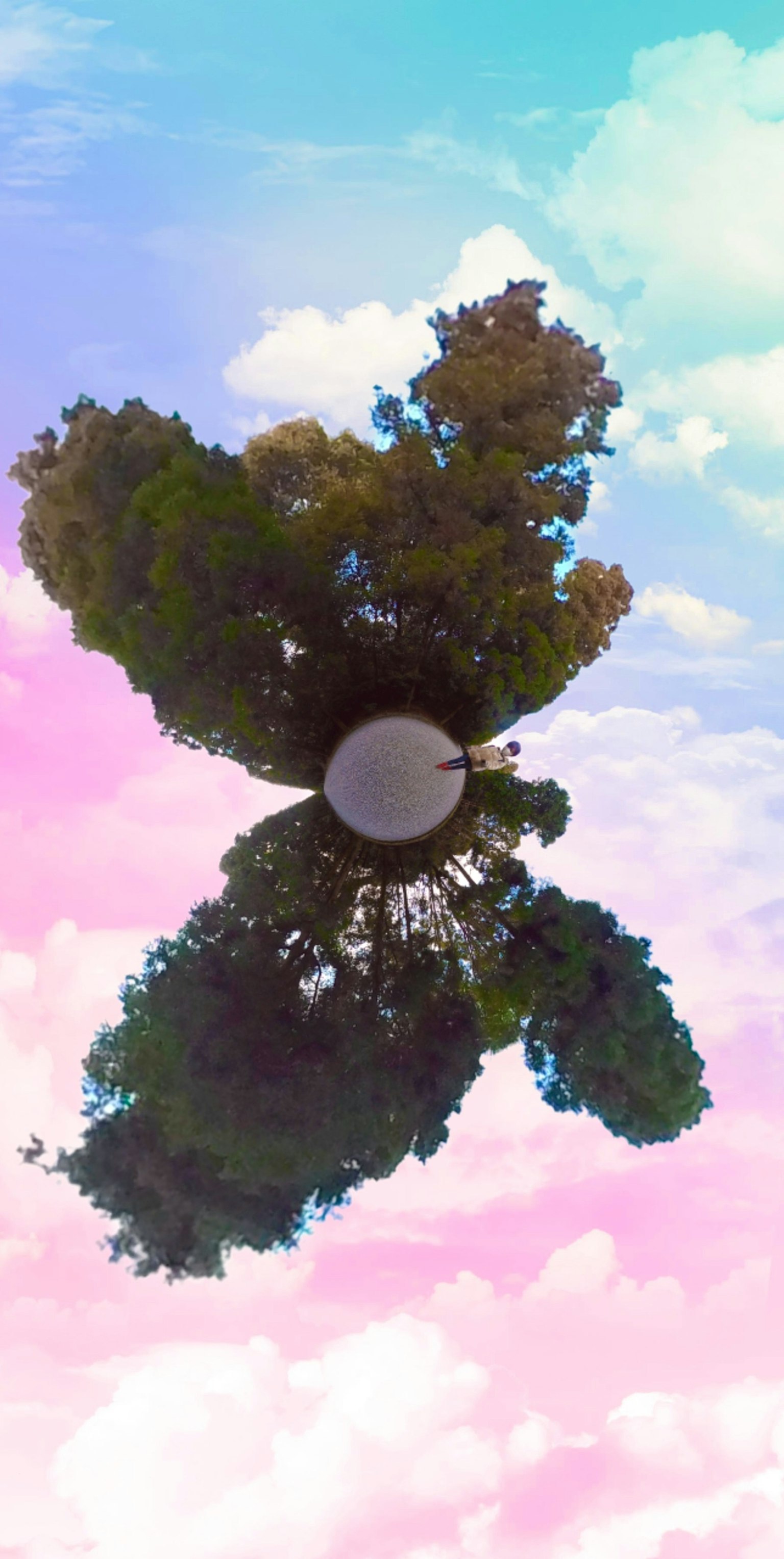 Paisaje abstracto con árboles verdes flotantes y una esfera blanca en el cielo