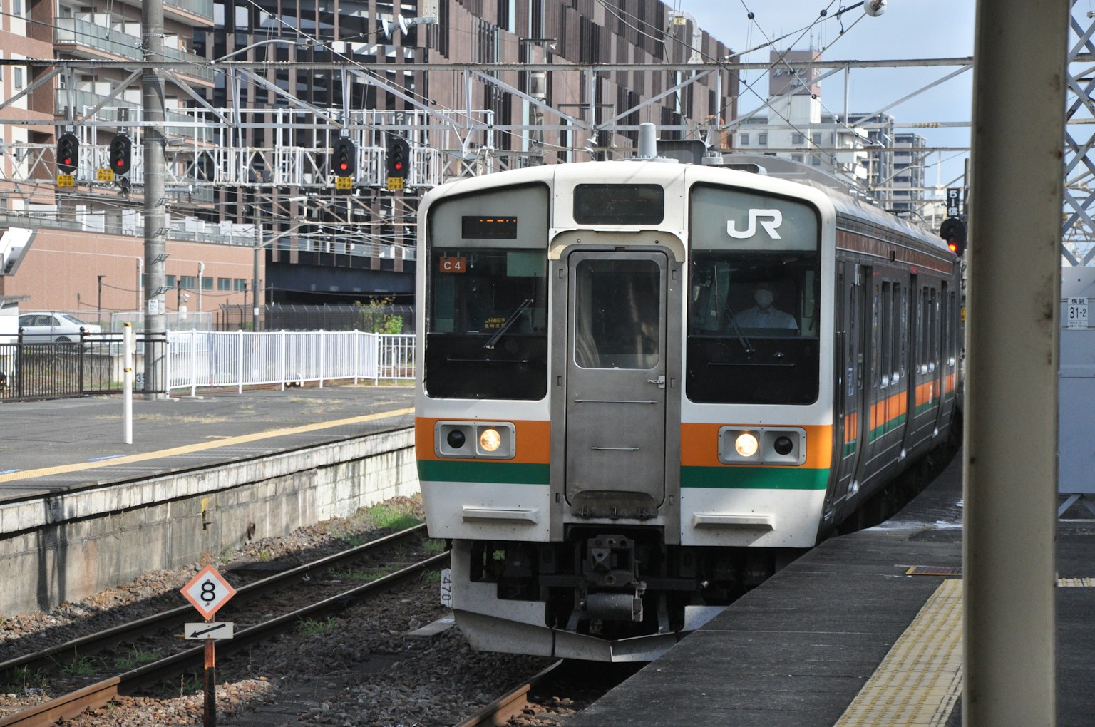 JR列車正在接近車站