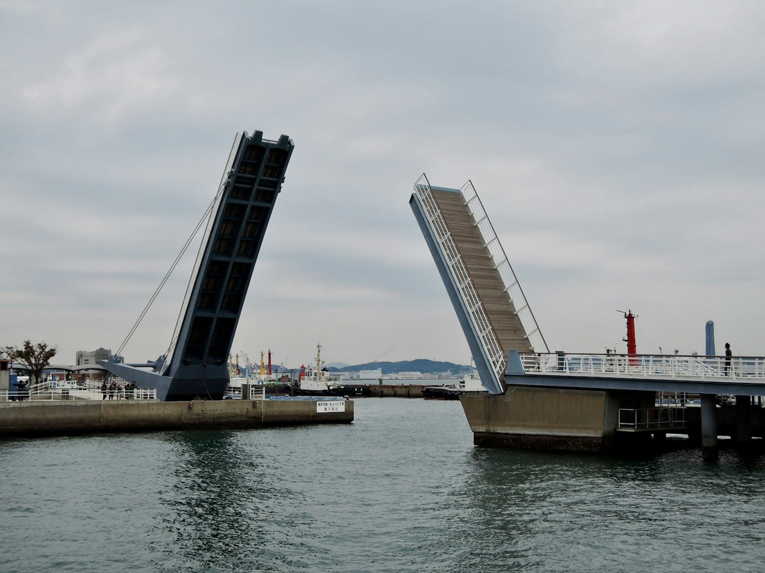 Dua jembatan angkat di pelabuhan yang terangkat untuk lalu lintas perahu