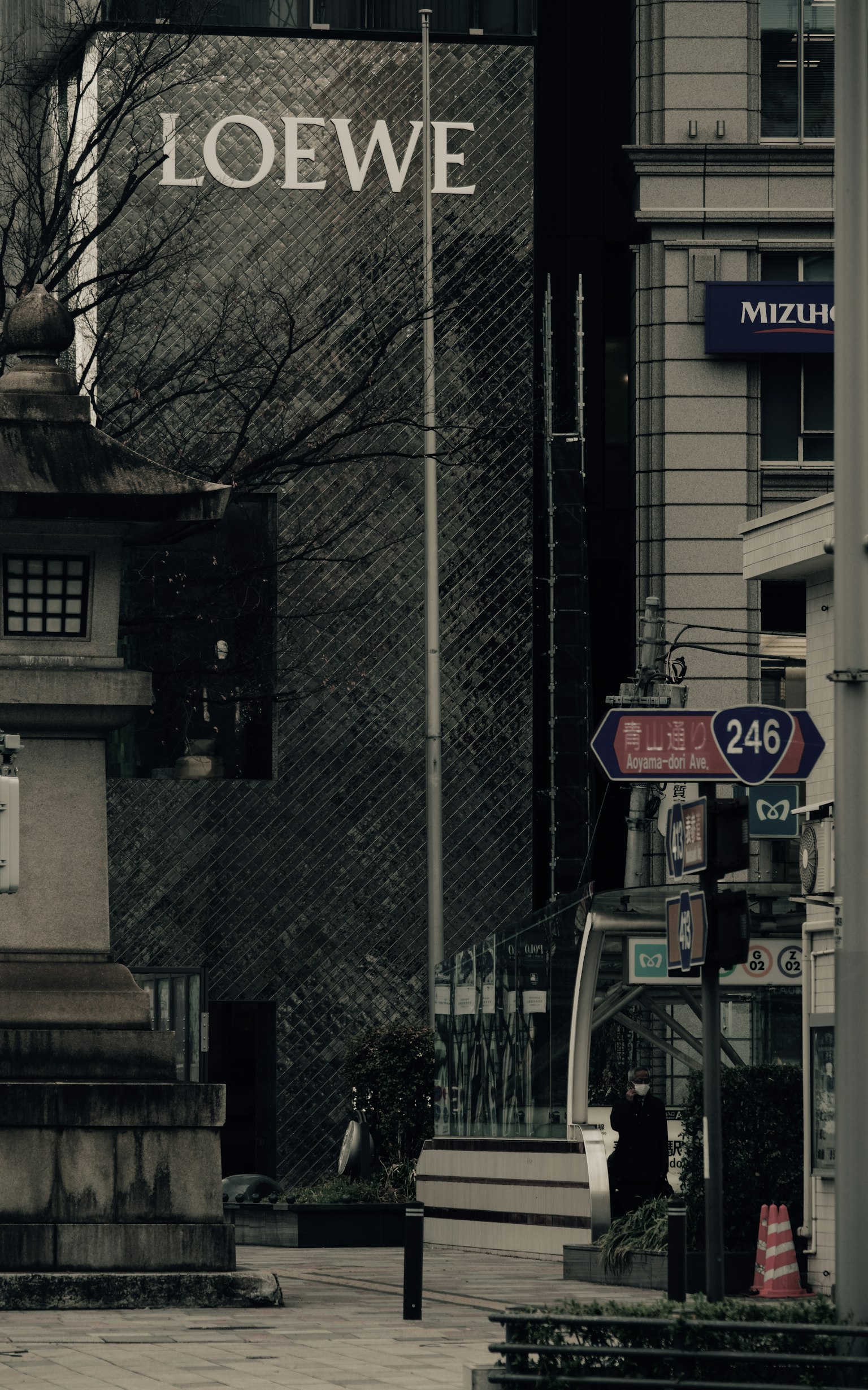 Escena urbana con un letrero de Loewe