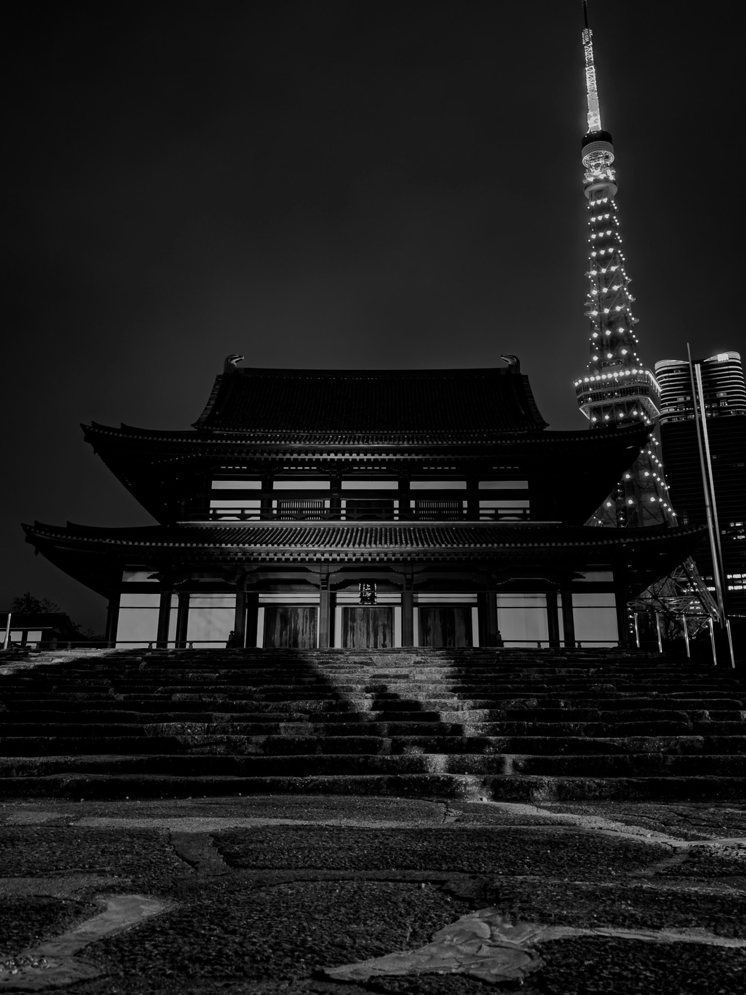 Schwarz-weiß-Nachtansicht eines traditionellen Tempels mit dem Tokyo Tower