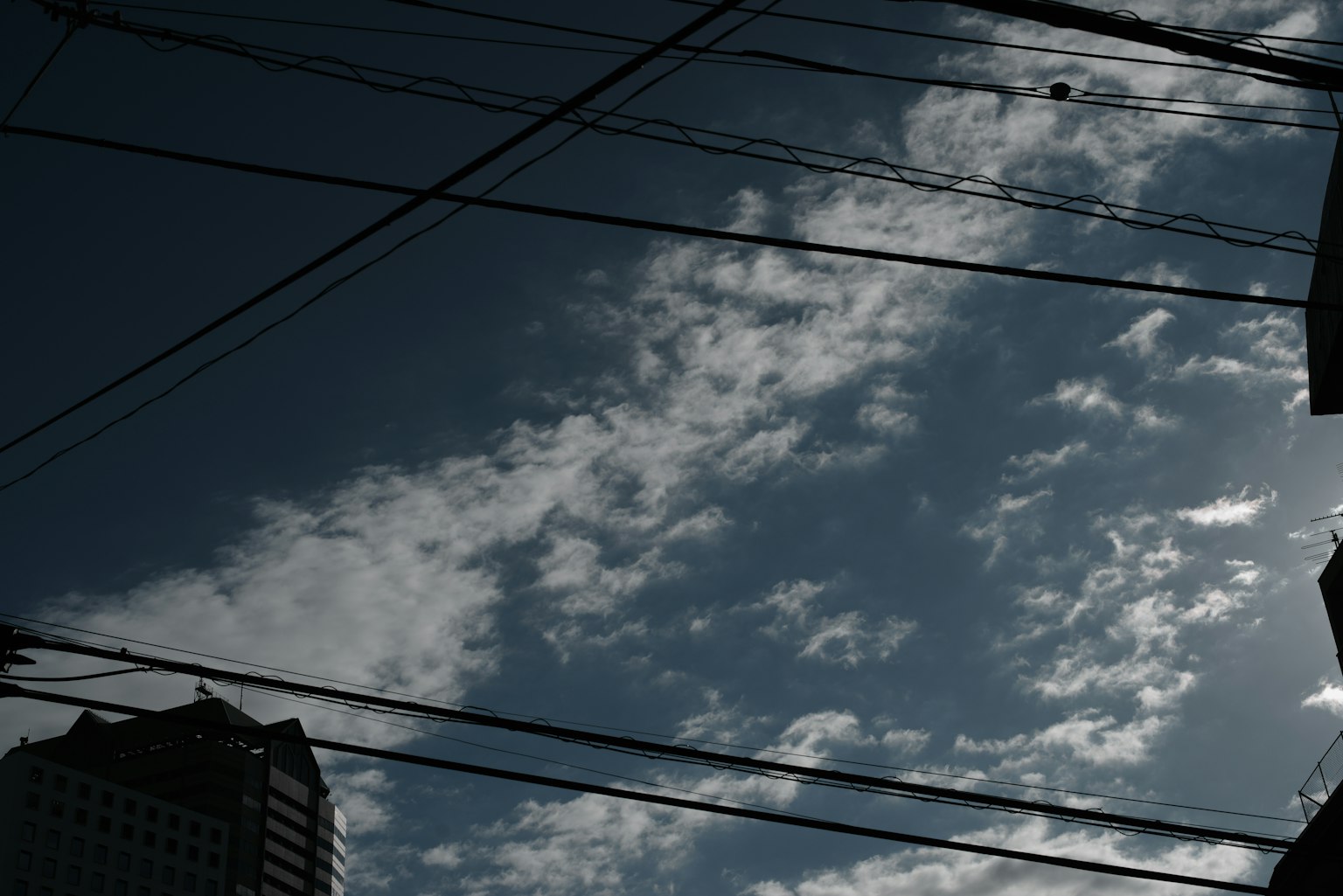 城市景观，云朵和建筑物
