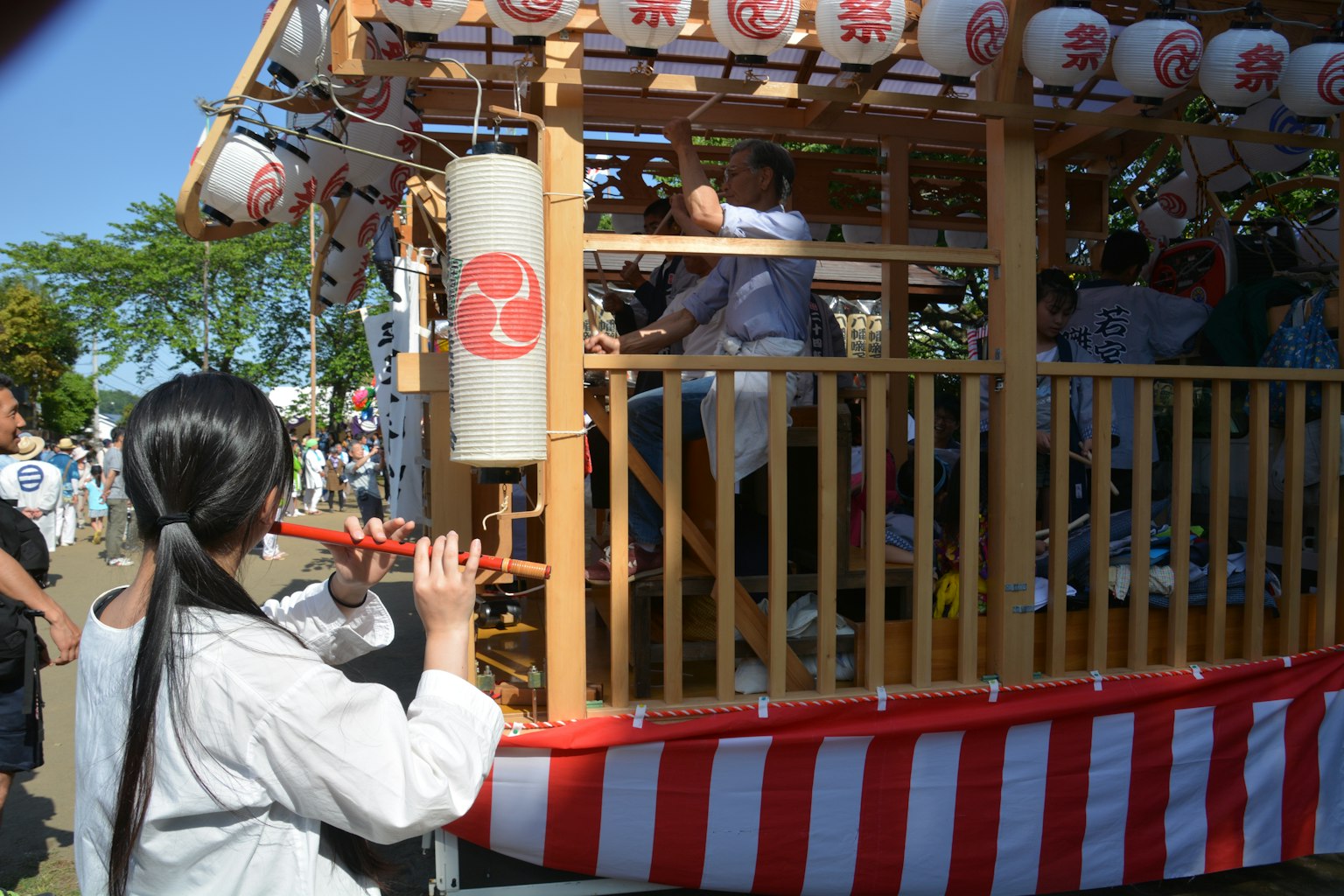 Festwagen mit Teilnehmern, die Musik spielen und traditionelle Kleidung tragen