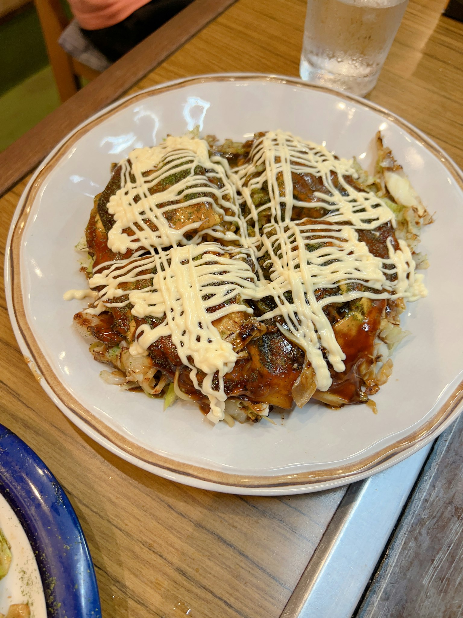 마요네즈가 뿌려진 오코노미야키 접시