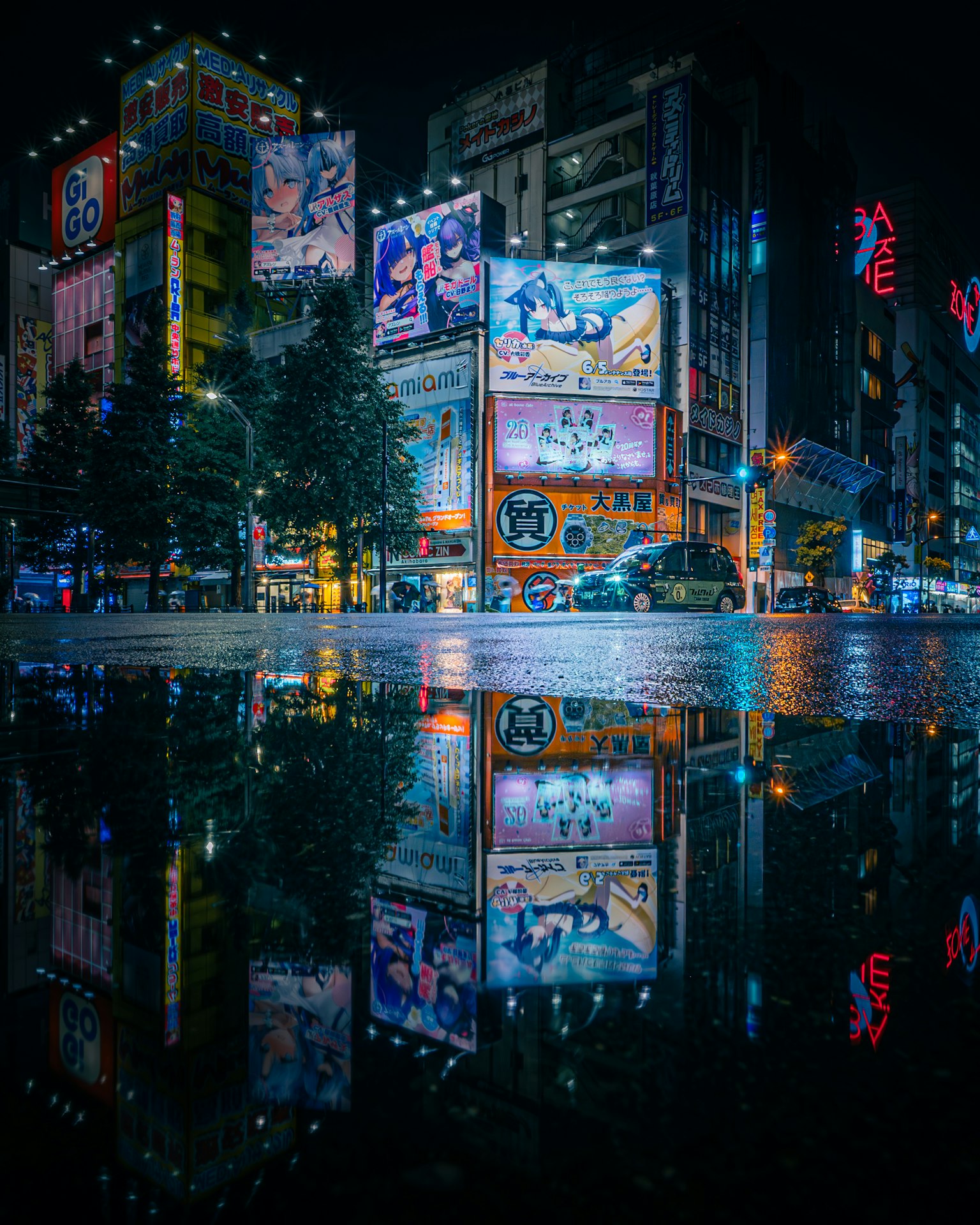 城市夜景建筑反射与霓虹灯招牌
