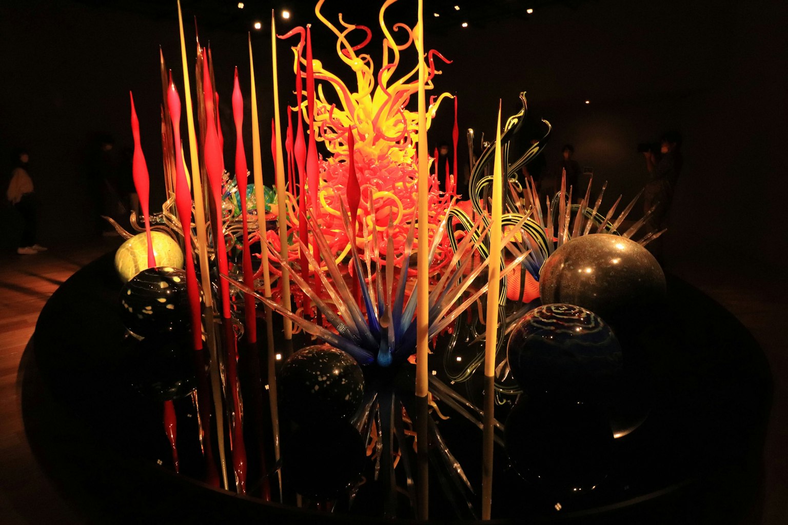 Esculturas de vidrio coloridas dispuestas en una instalación decorativa