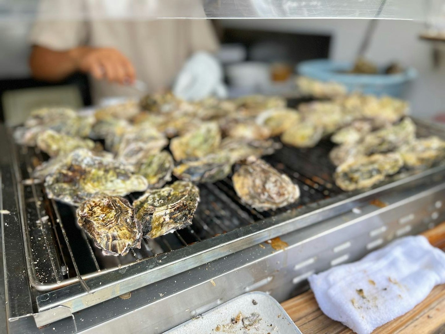 Hàu nướng được trưng bày tại quầy thực phẩm