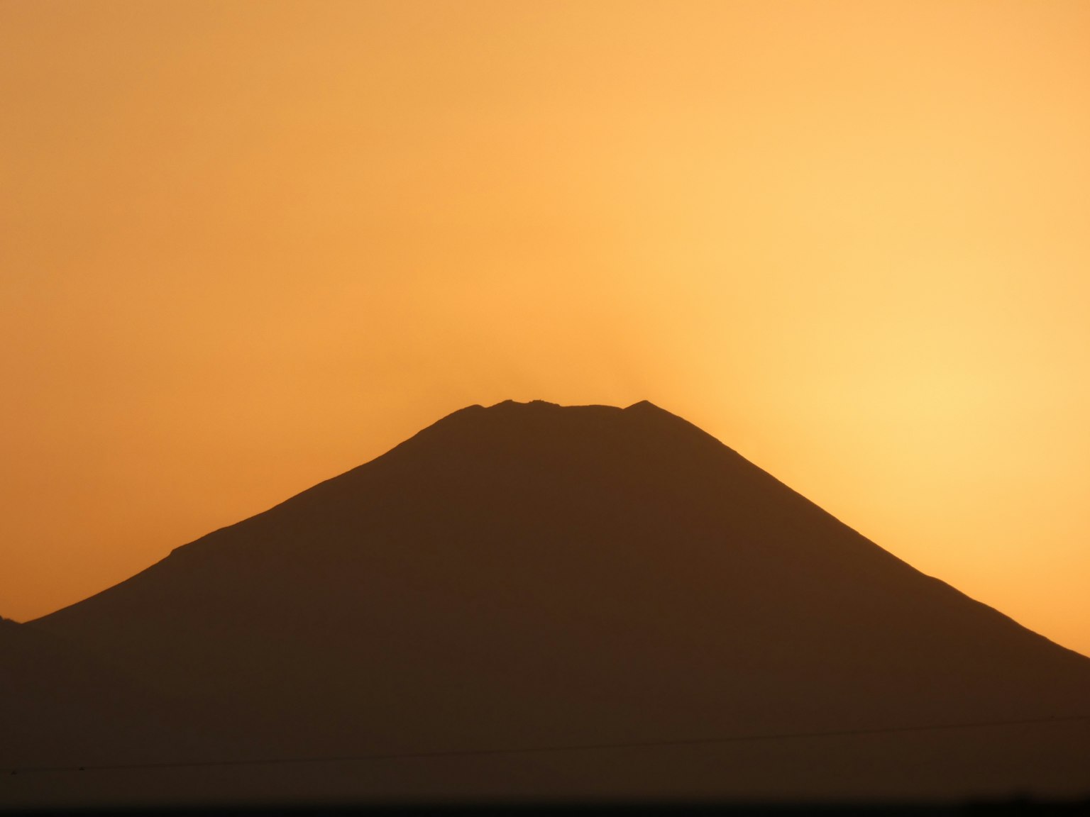Silhouette eines Berges vor einem Sonnenuntergangshimmel