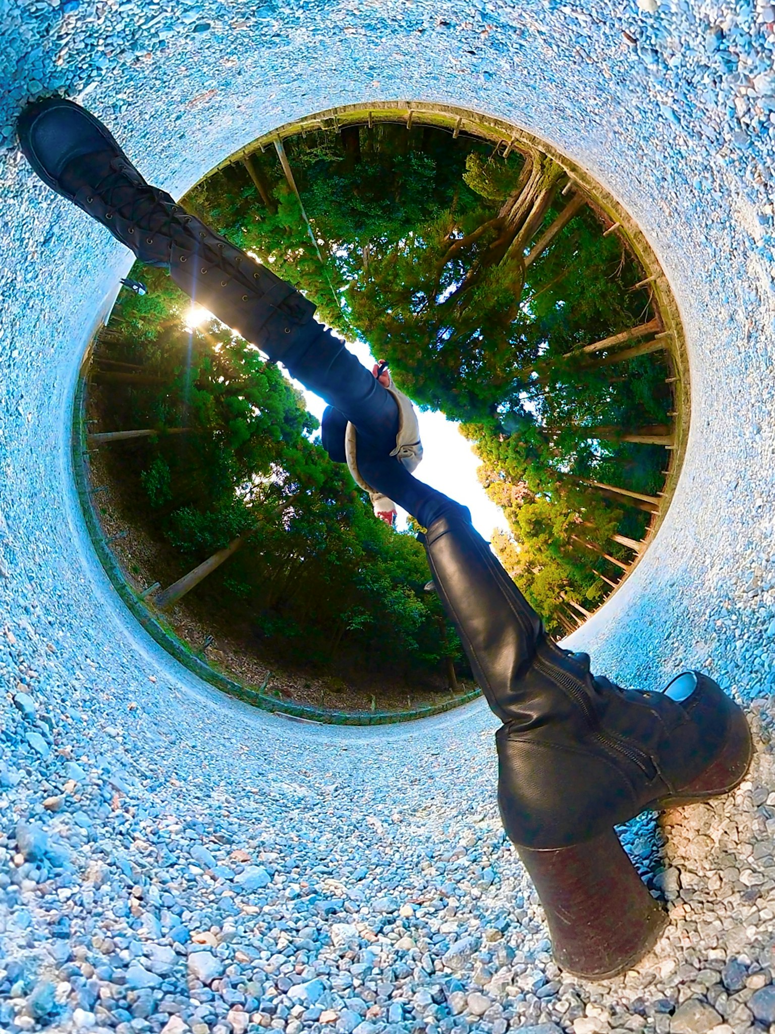 Perspectiva única de una bota y un palo vistos desde un agujero