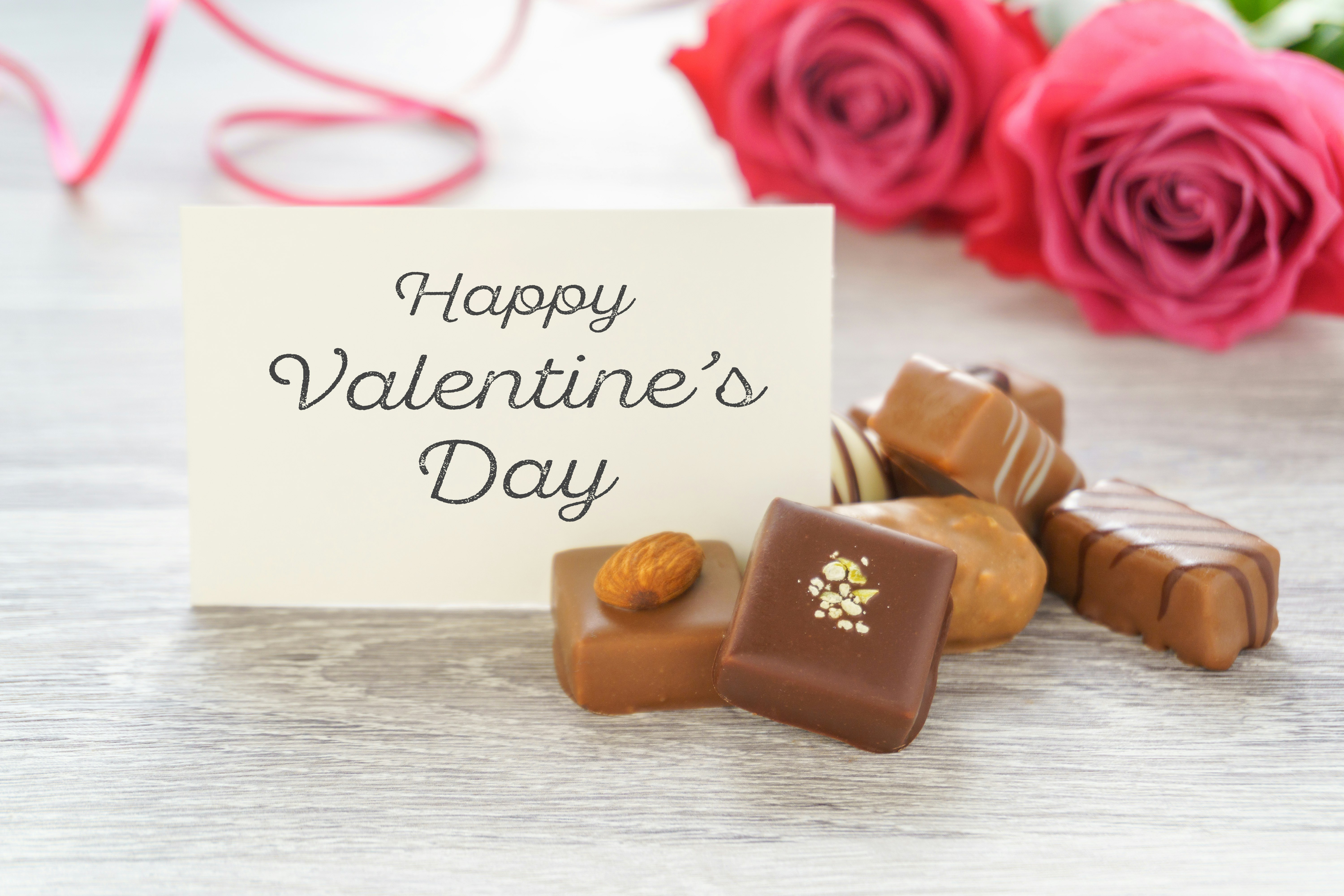 Tarjeta de mensaje de San Valentín con chocolates y rosas