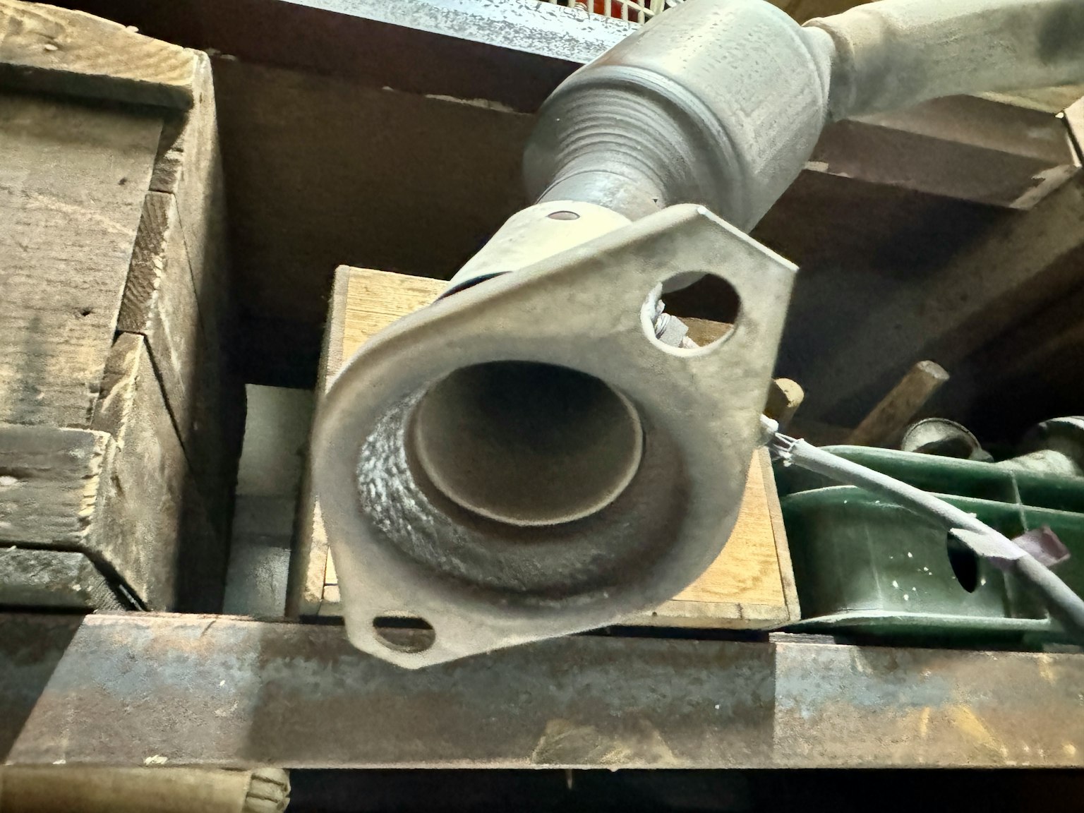 Nahaufnahme einer Metallrohrverbindung in einer Werkstatt