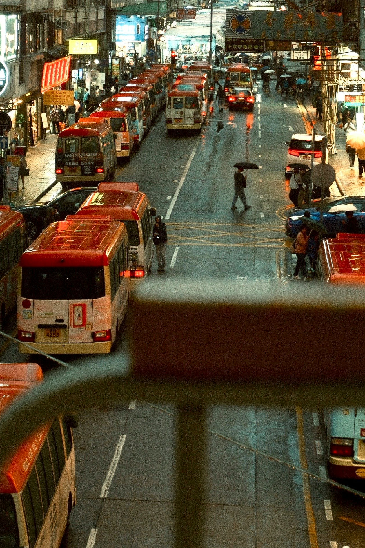 路地に並ぶタクシーと人の行き交う街並み