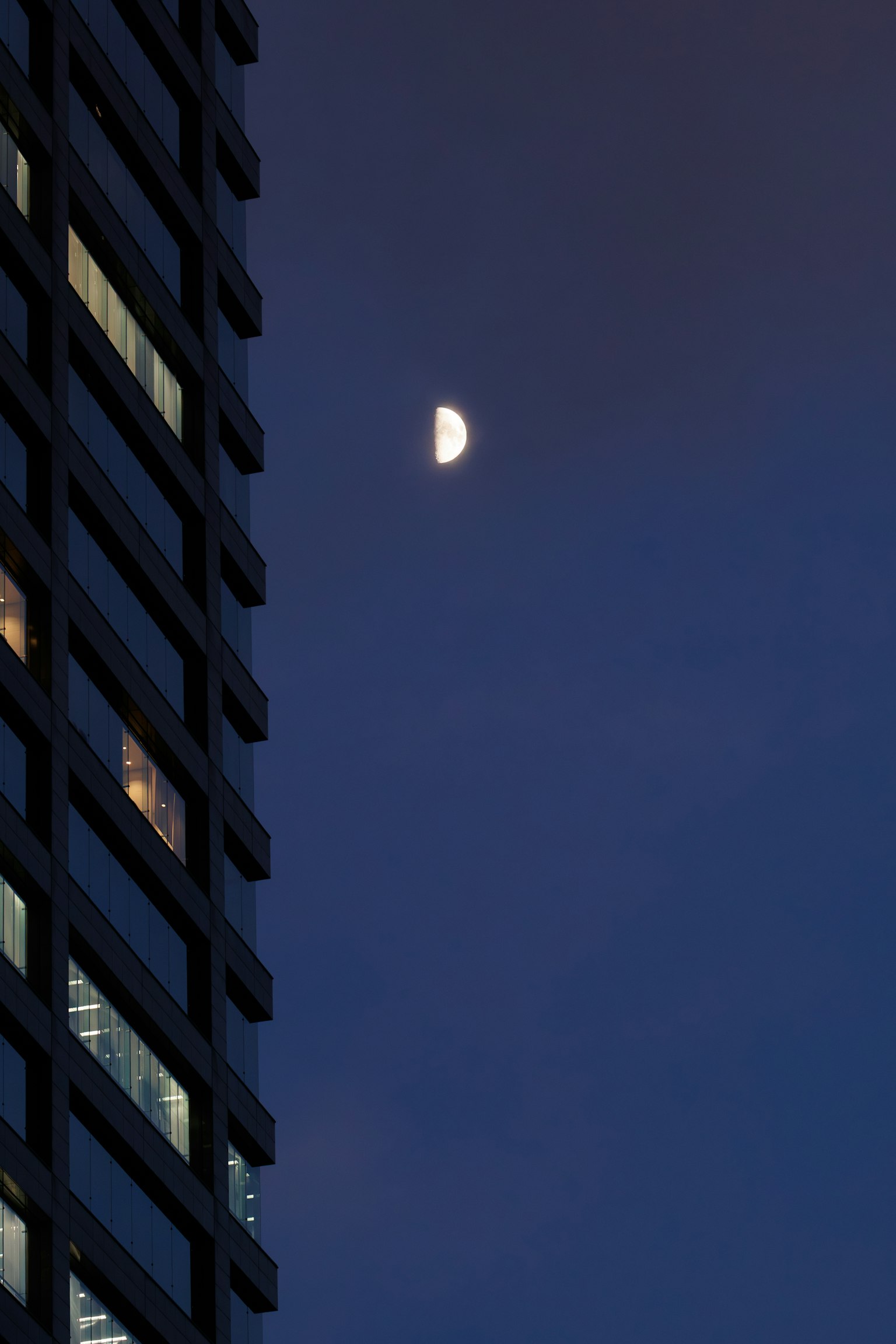 Halbmond am Nachthimmel neben einem Gebäude