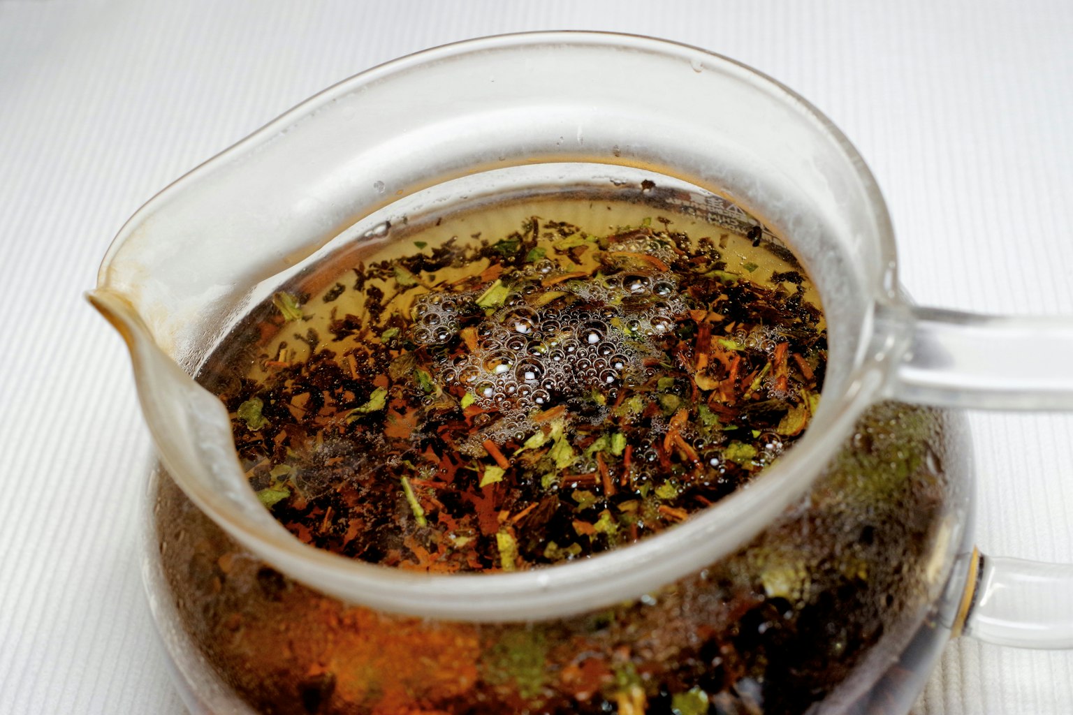 Close-up teh herbal dalam teko transparan