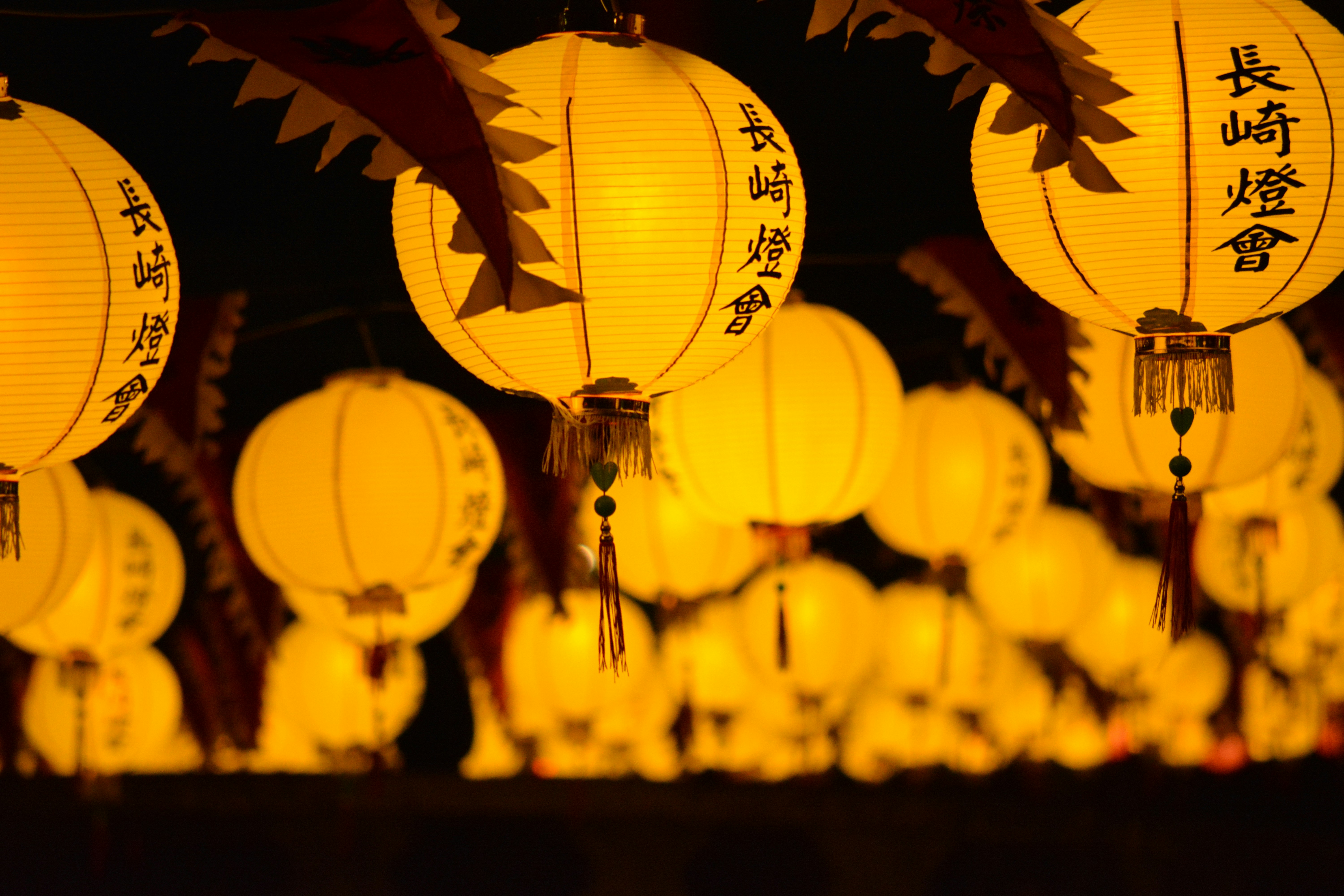 Calle nocturna con hileras de faroles en el Festival de Linternas de Nagasaki