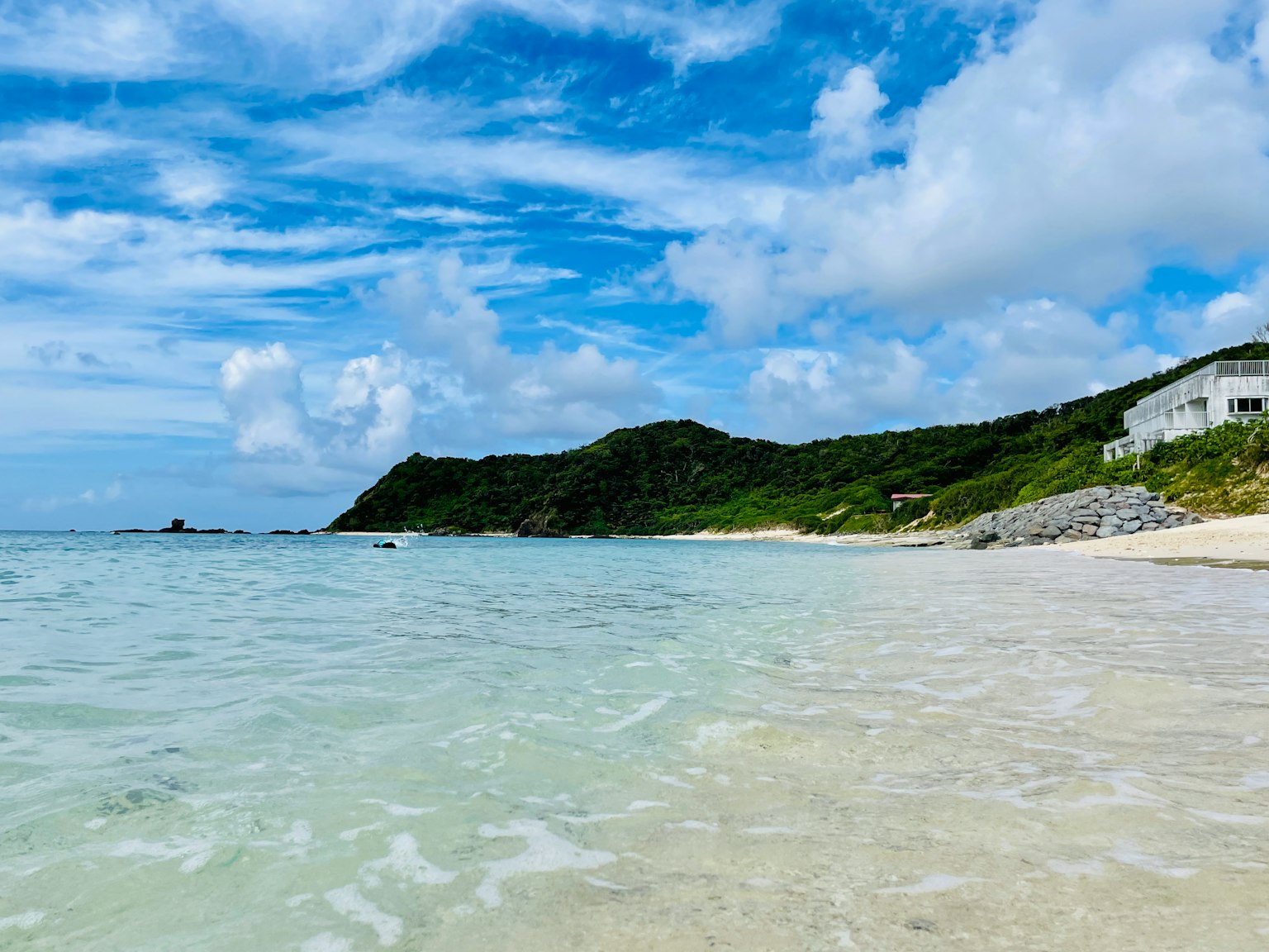 Vue de plage pittoresque avec eau claire et ciel bleu