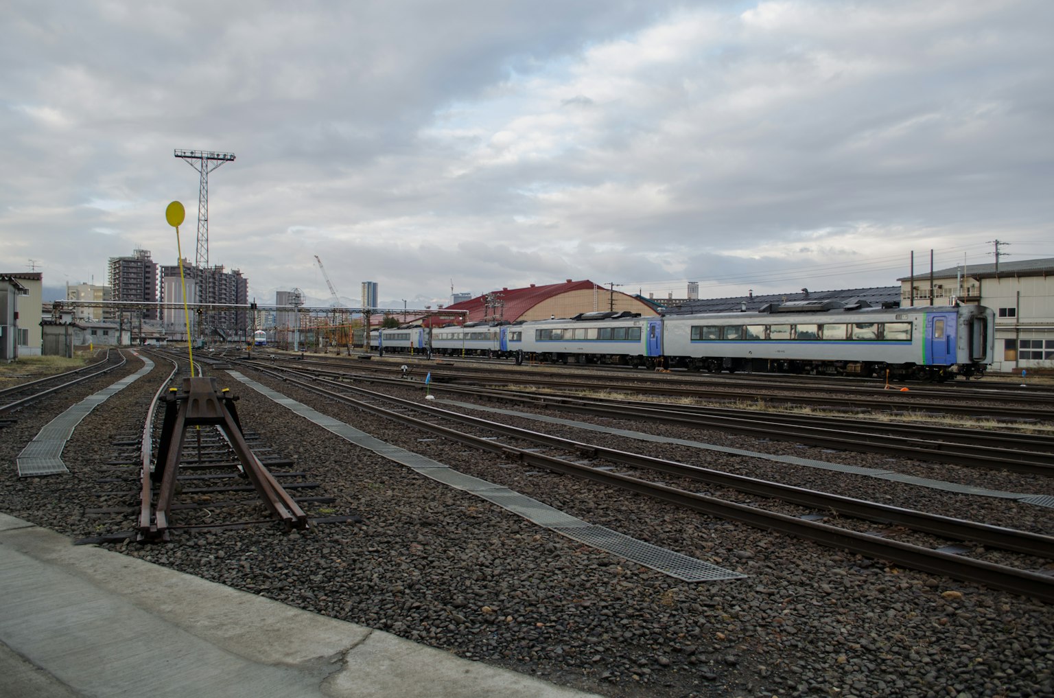 ภูมิทัศน์ที่มีรางรถไฟและรถไฟ
