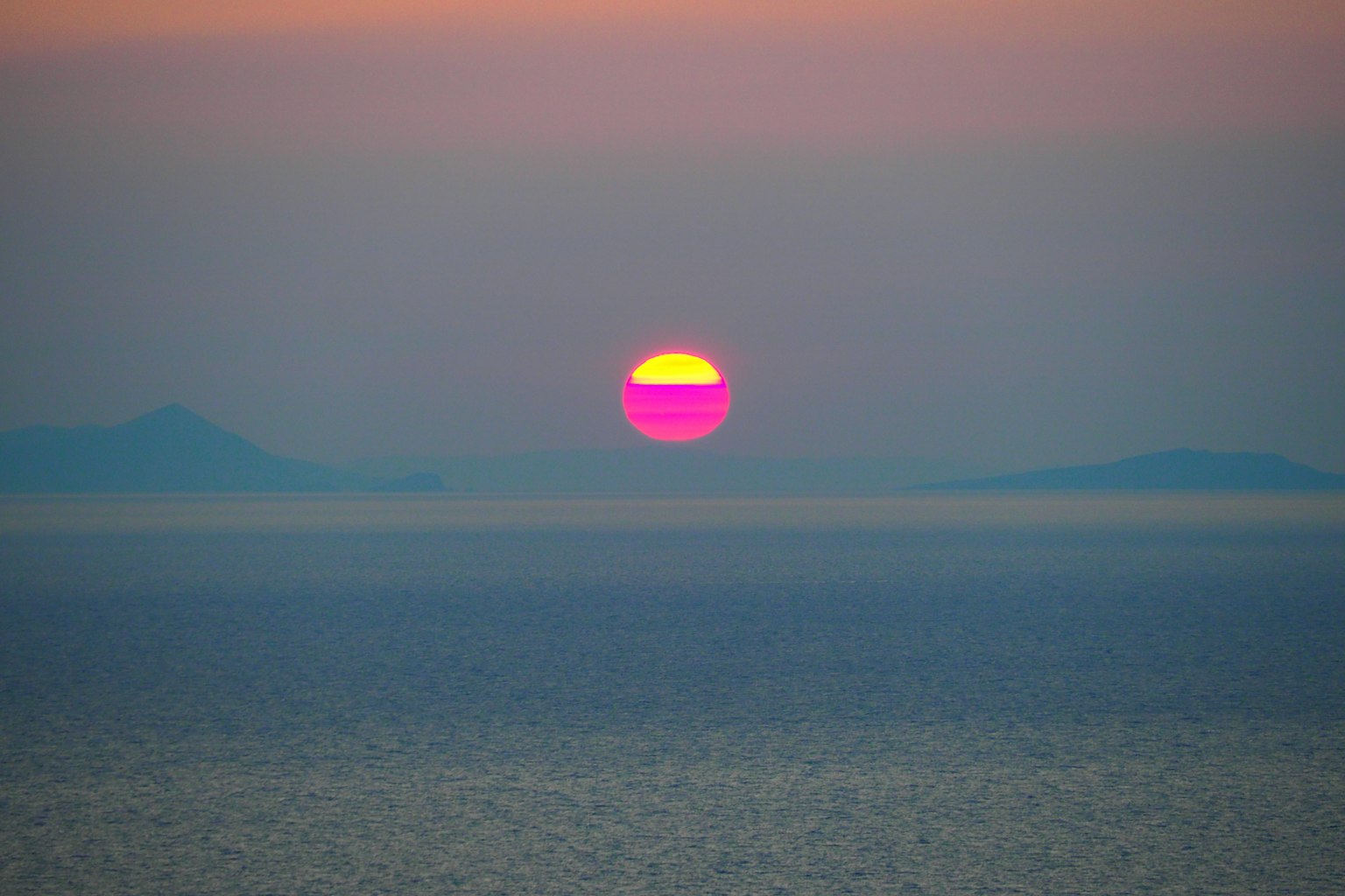 Un beau coucher de soleil sur l'océan avec des couleurs vives
